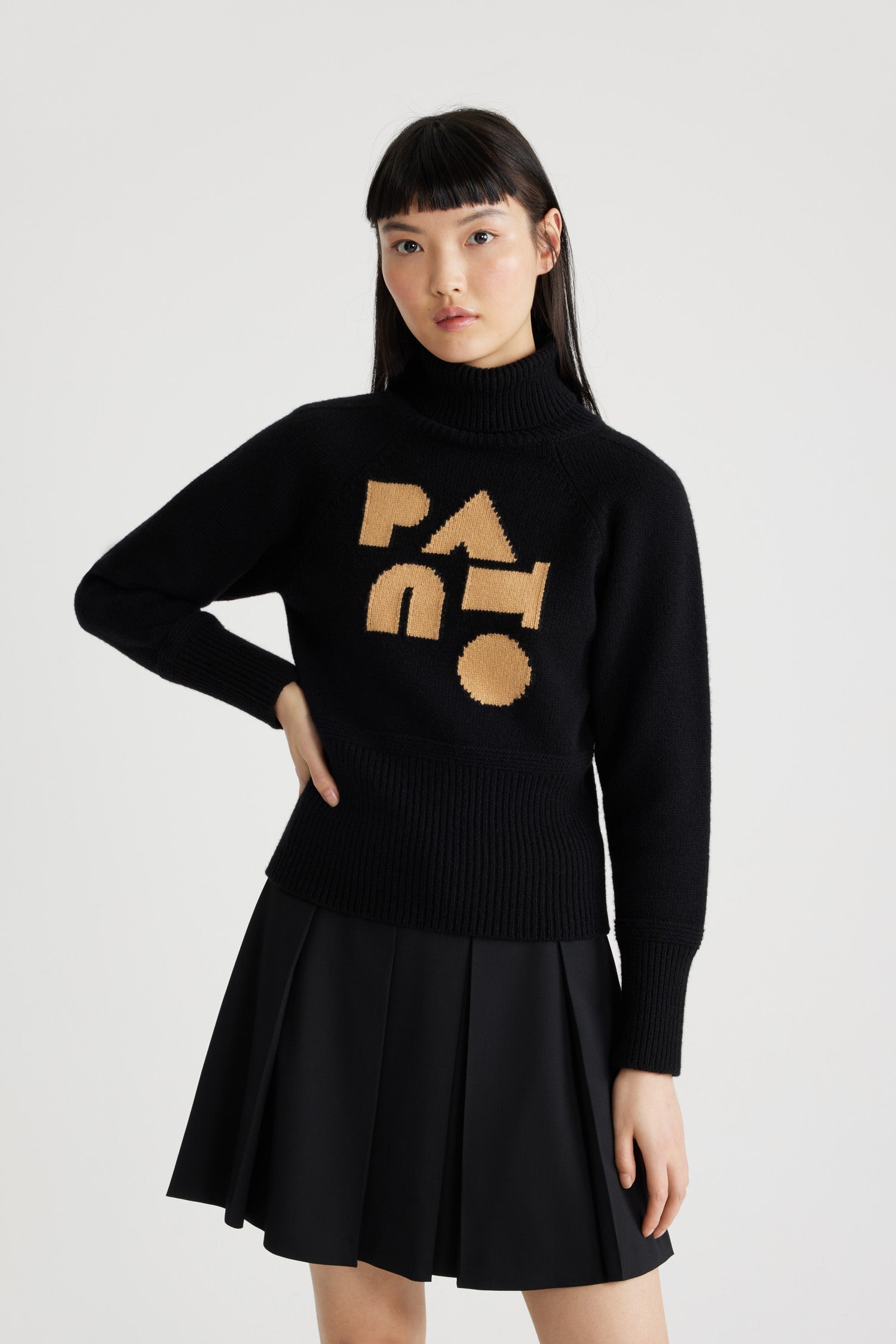 Patou - Maglione Patou Art Déco in misto lana e cachemire ecosostenibile - Black - Maglione in misto lana e cashmere ecosostenibile nero. Collo a dolcevita. Collo, polsini e orlo a costine. Maniche raglan. Patou in stile Art Déco sul davanti.