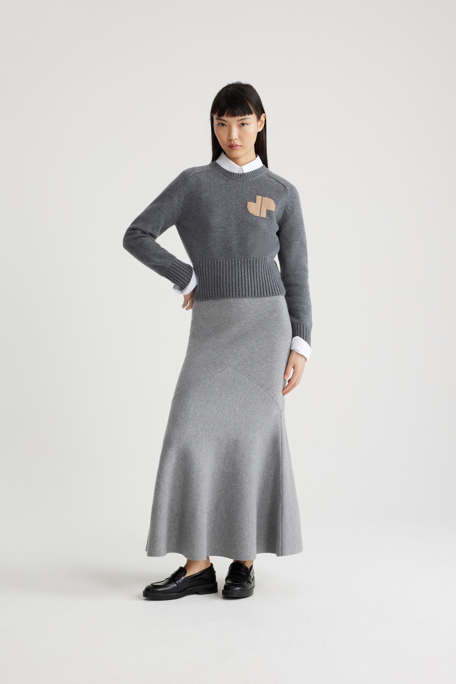 Patou - Maglione JP in misto lana e cachemire ecosostenibile - Storm - Maglione in misto lana e cashmere ecosostenibile grigio tempesta. Collo tondo. Collo, polsini e orlo a costine. JP stilizzato sul petto.