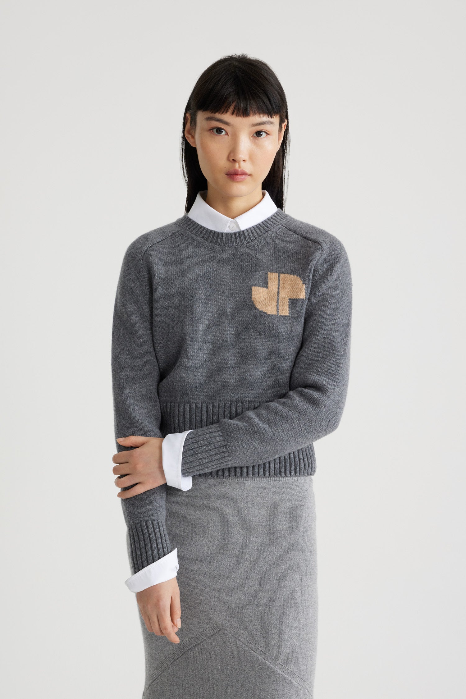 Patou - Maglione JP in misto lana e cachemire ecosostenibile - Storm - Maglione in misto lana e cashmere ecosostenibile grigio tempesta. Collo tondo. Collo, polsini e orlo a costine. JP stilizzato sul petto.