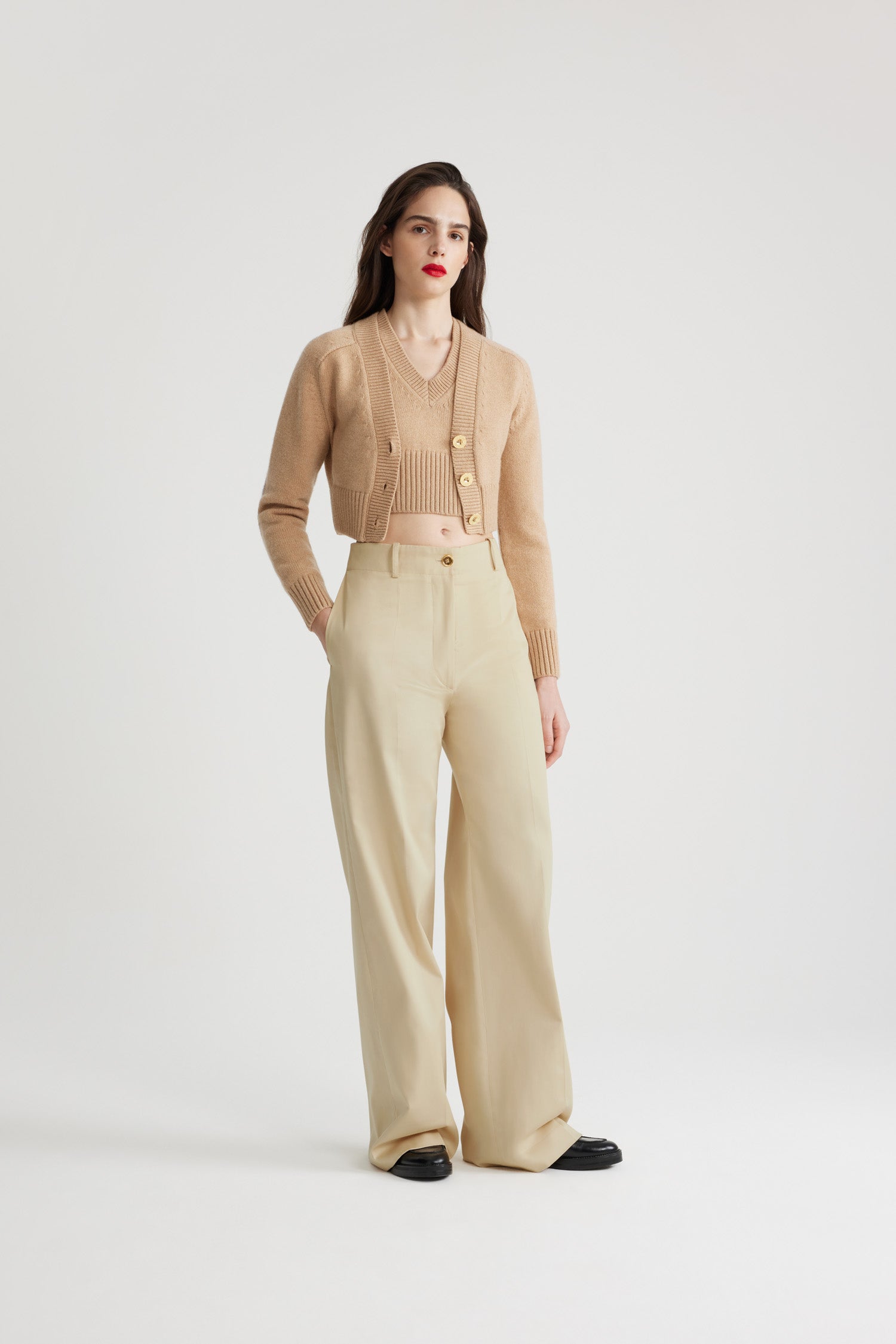 Patou - Cardigan corto in misto lana e cachemire ecosostenibile - Biscuit - Cardigan in misto lana e cashmere ecosostenibile beige biscotto. Modello corto. Scollo a V. Collo, polsini e orlo a costine. Bottoni oro incisi Patou. Toppe a contrasto sui gomiti.