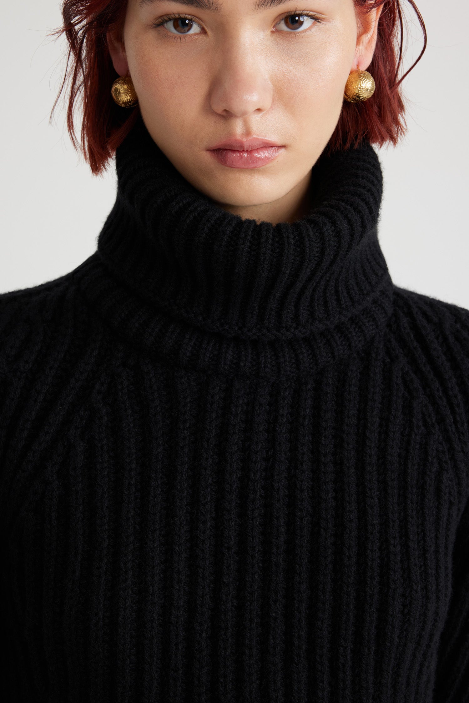 Patou - Dolcevita a costine in misto lana e cachemire ecosostenibile - Black - Maglione in misto lana e cachemire ecosostenibile nero. Maglia a costine. Vestibilità aderente. Collo a dolcevita spesso.