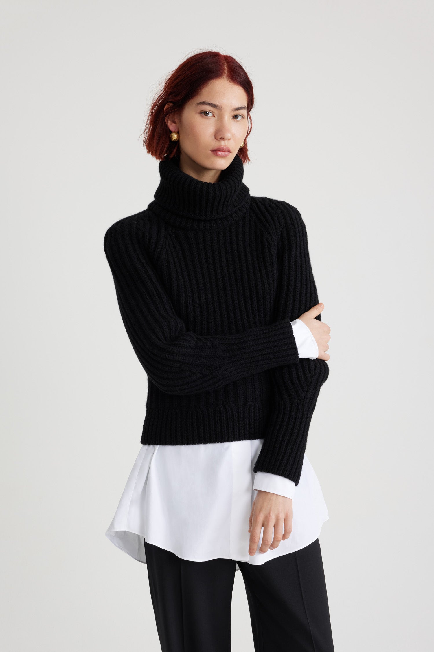 Patou - Dolcevita a costine in misto lana e cachemire ecosostenibile - Black - Maglione in misto lana e cachemire ecosostenibile nero. Maglia a costine. Vestibilità aderente. Collo a dolcevita spesso.