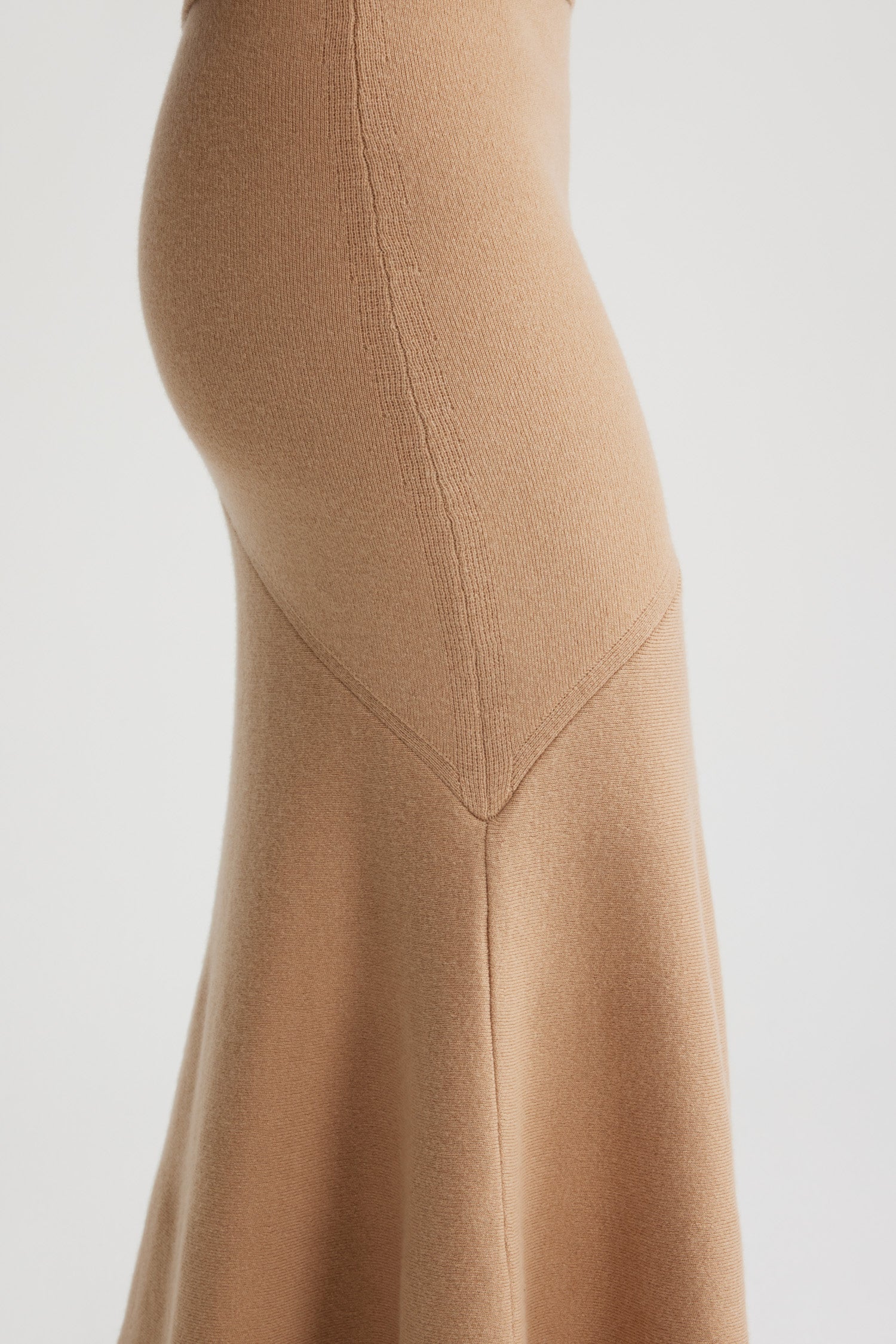 Patou - Gonna peplum in misto lana e cachemire ecosostenibile - Biscuit - Gonna in misto lana e cachemire ecosostenibile beige biscotto. Modello lungo. Silhouette peplum aderente e svasata. Vita elasticizzata.Questo modello è aderente sui fianchi.