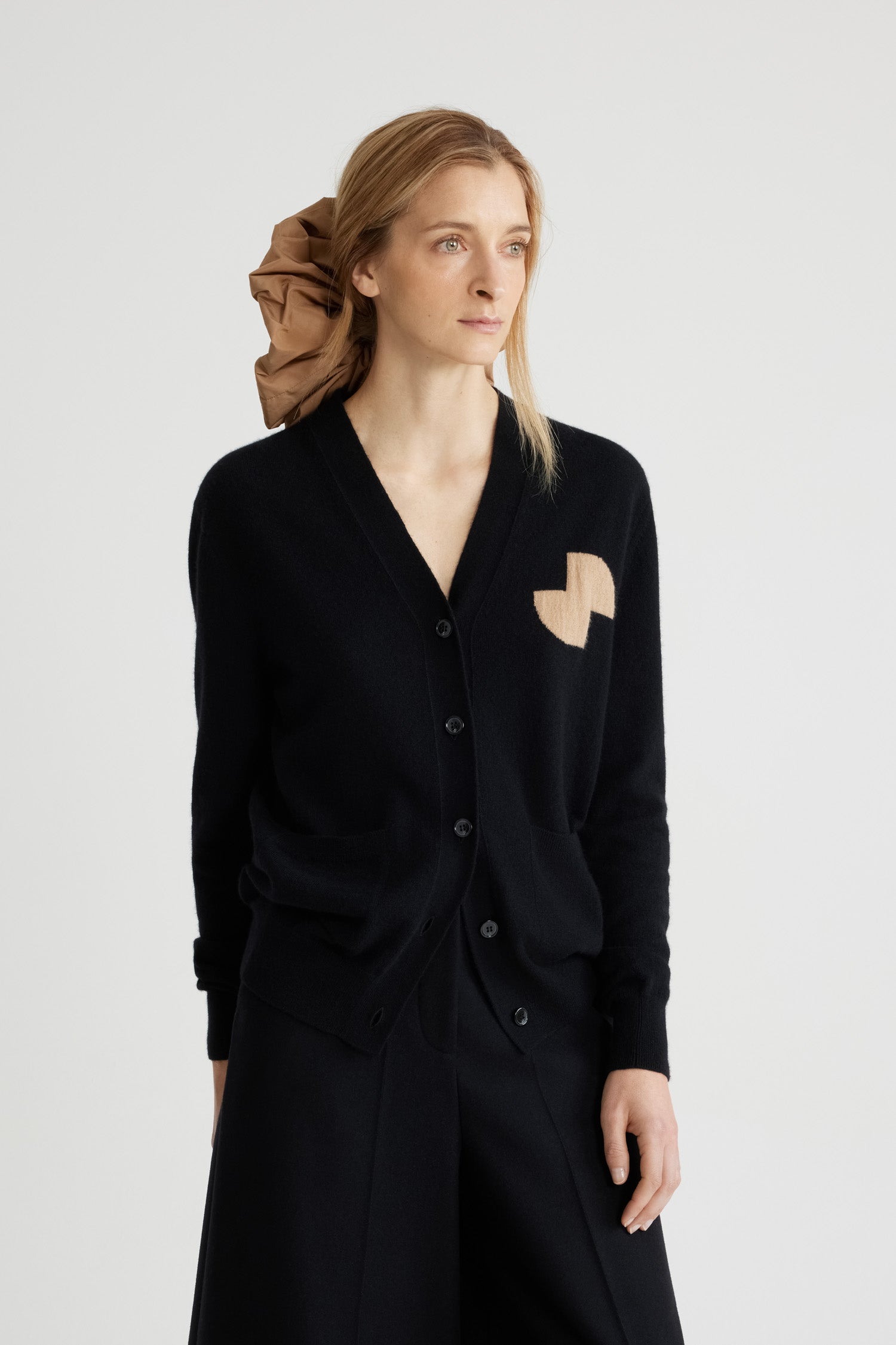 Patou - Cardigan JP in misto lana e cachemire ecosostenibile - Black - Cardigan in misto lana e cashmere ecosostenibile nero. Vestibilità morbida. Scollo a V. Bottoni incisi JP. JP stilizzato sul petto.Capo unisex (per gli uomini: scegliere una taglia in più).