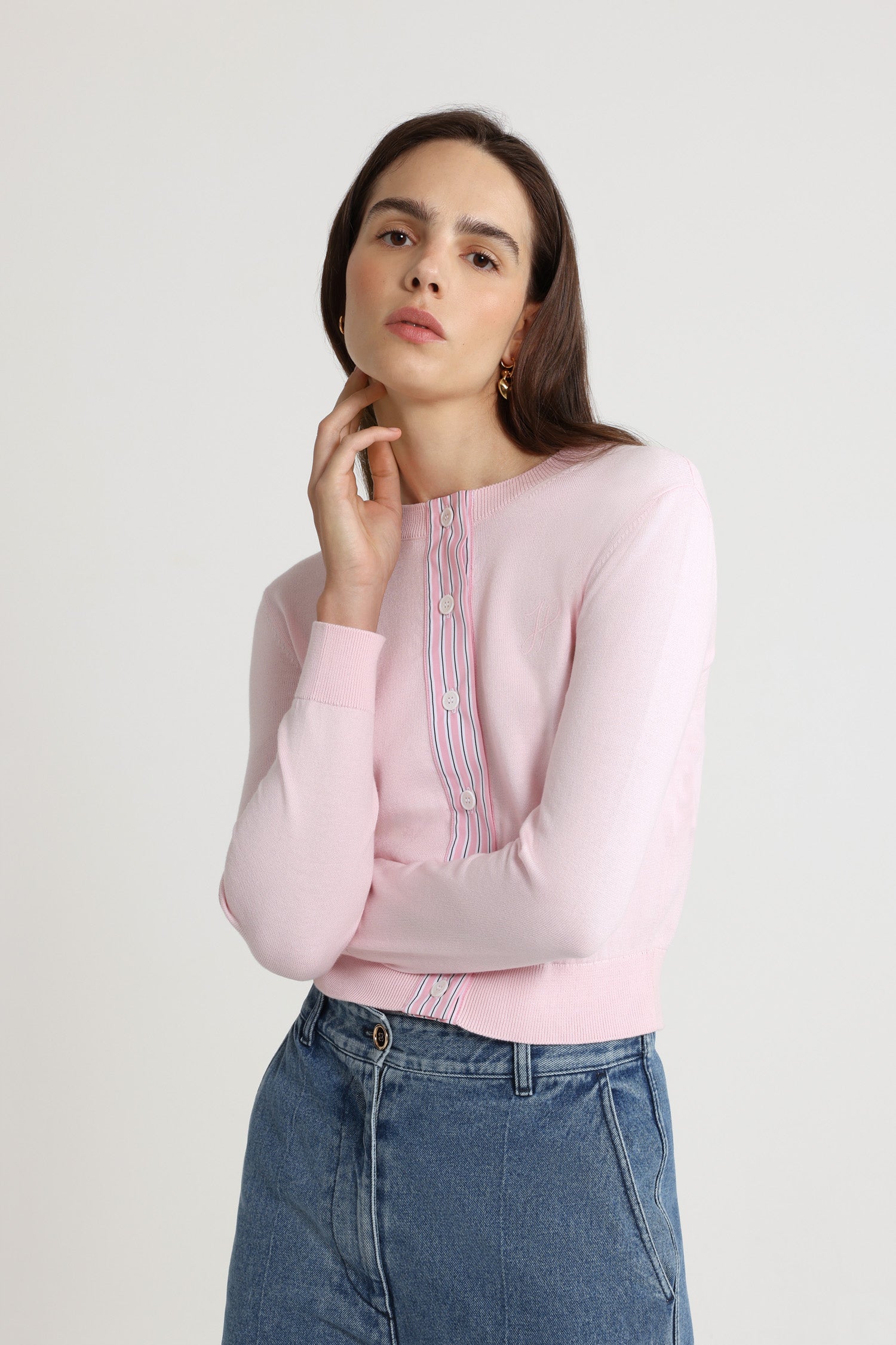 Patou - Cardigan mit aufgesticktem JP-Monogramm aus Baumwolle - Primrose Pink - Rosafarbener Cardigan aus Baumwolle. Körpernah geschnitten. Rundhalsausschnitt. Rippung an Kragen, Ärmelabschlüssen und Saum. Knopfverschluss vorne mit kontrastierend gestreifter Leiste aus Popeline. Aufgesticktes JP-Monogramm auf der Brust.