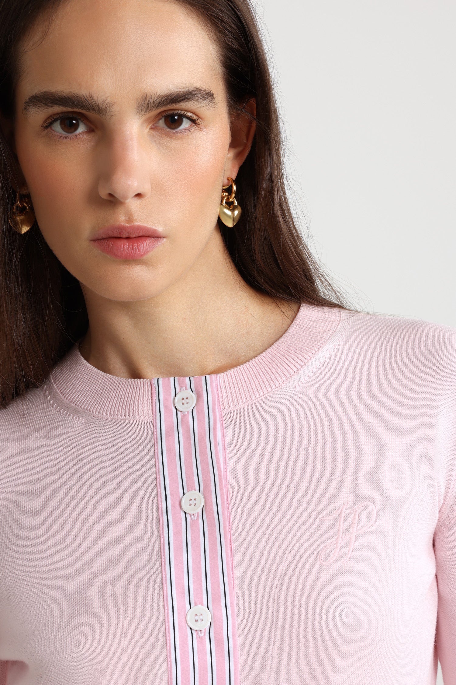 Patou - Cardigan mit aufgesticktem JP-Monogramm aus Baumwolle - Primrose Pink - Rosafarbener Cardigan aus Baumwolle. Körpernah geschnitten. Rundhalsausschnitt. Rippung an Kragen, Ärmelabschlüssen und Saum. Knopfverschluss vorne mit kontrastierend gestreifter Leiste aus Popeline. Aufgesticktes JP-Monogramm auf der Brust.