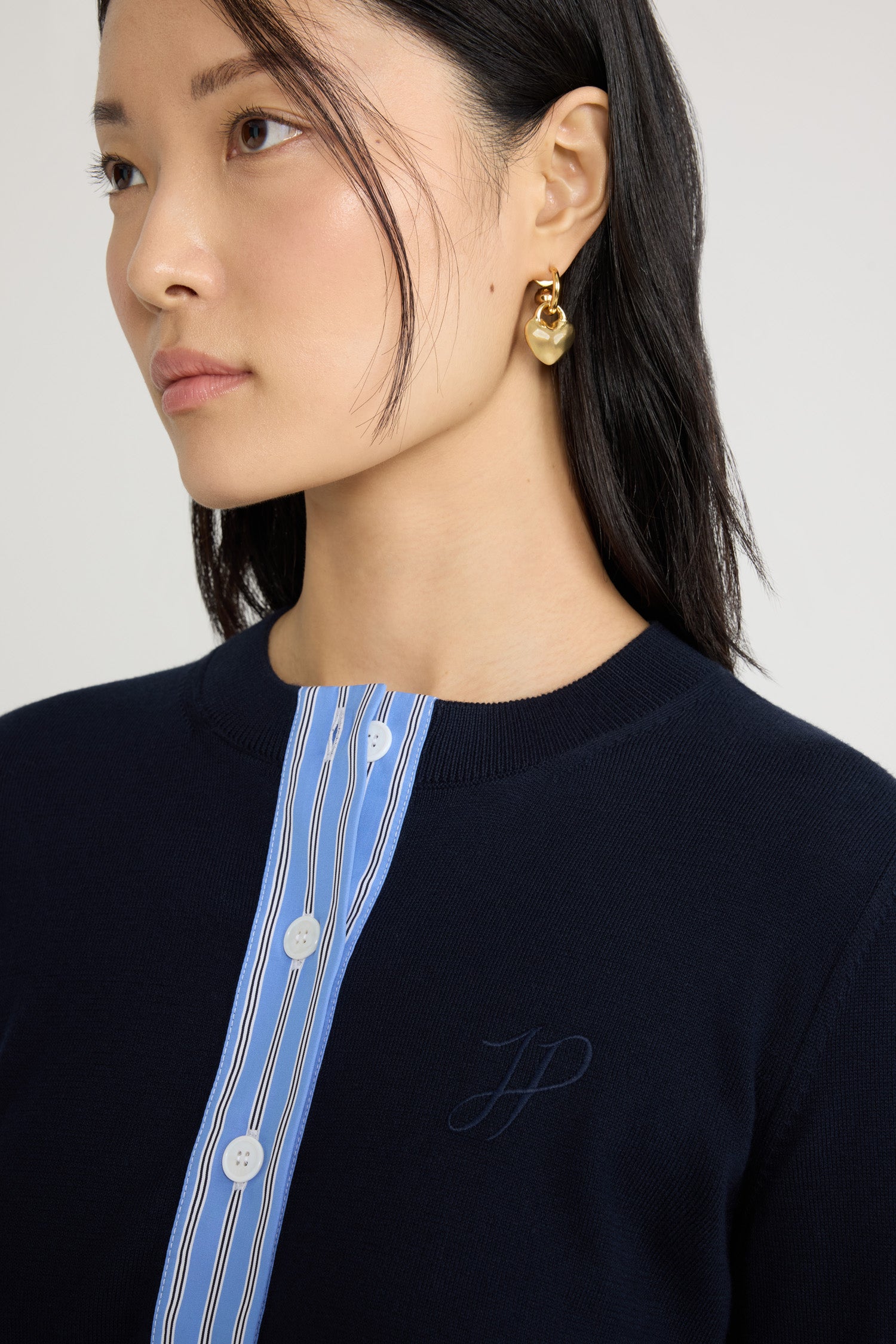 Patou - コットン Jpモノグラムエンブロイダリー カーディガン - Navy Black - ネイビーブラックのコットン製カーディガン。スリムフィット。ラウンドネック。カラー、袖口、裾にリブ入り。前面にボタン留め、コントラストカラーのストライプ入りポプリンプラケット。胸元にJPモノグラム刺繍。