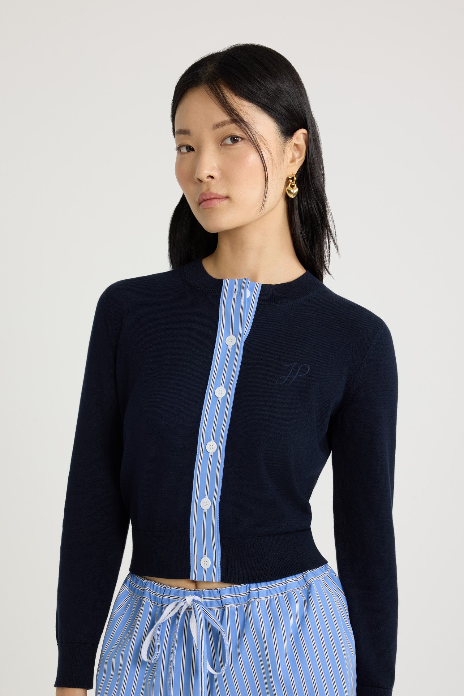 Patou - コットン Jpモノグラムエンブロイダリー カーディガン - Navy Black - ネイビーブラックのコットン製カーディガン。スリムフィット。ラウンドネック。カラー、袖口、裾にリブ入り。前面にボタン留め、コントラストカラーのストライプ入りポプリンプラケット。胸元にJPモノグラム刺繍。