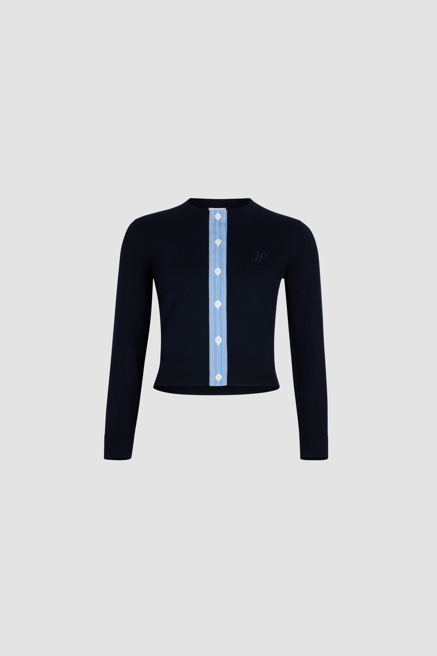 Patou - コットン Jpモノグラムエンブロイダリー カーディガン - Navy Black - ネイビーブラックのコットン製カーディガン。スリムフィット。ラウンドネック。カラー、袖口、裾にリブ入り。前面にボタン留め、コントラストカラーのストライプ入りポプリンプラケット。胸元にJPモノグラム刺繍。
