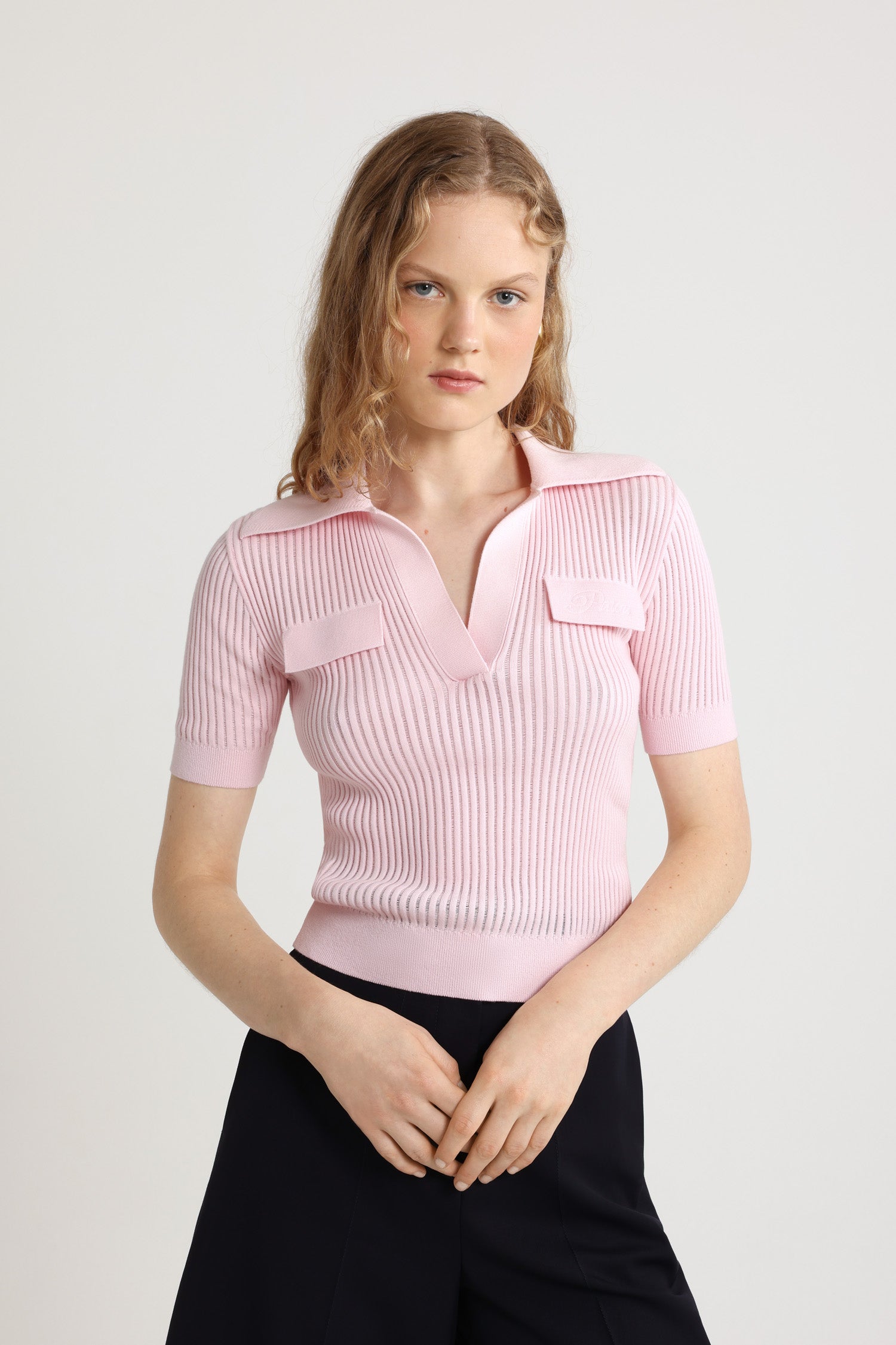 Patou - Geripptes Polohemd aus Baumwolle - Primrose Pink - Rosafarbenes Oberteil aus Baumwolle. Rippstrick. Polokragen mit weitem Ausschnitt. Falsche Pattentaschen auf der Brust mit aufgesticktem Patou Logo auf einer Seite.