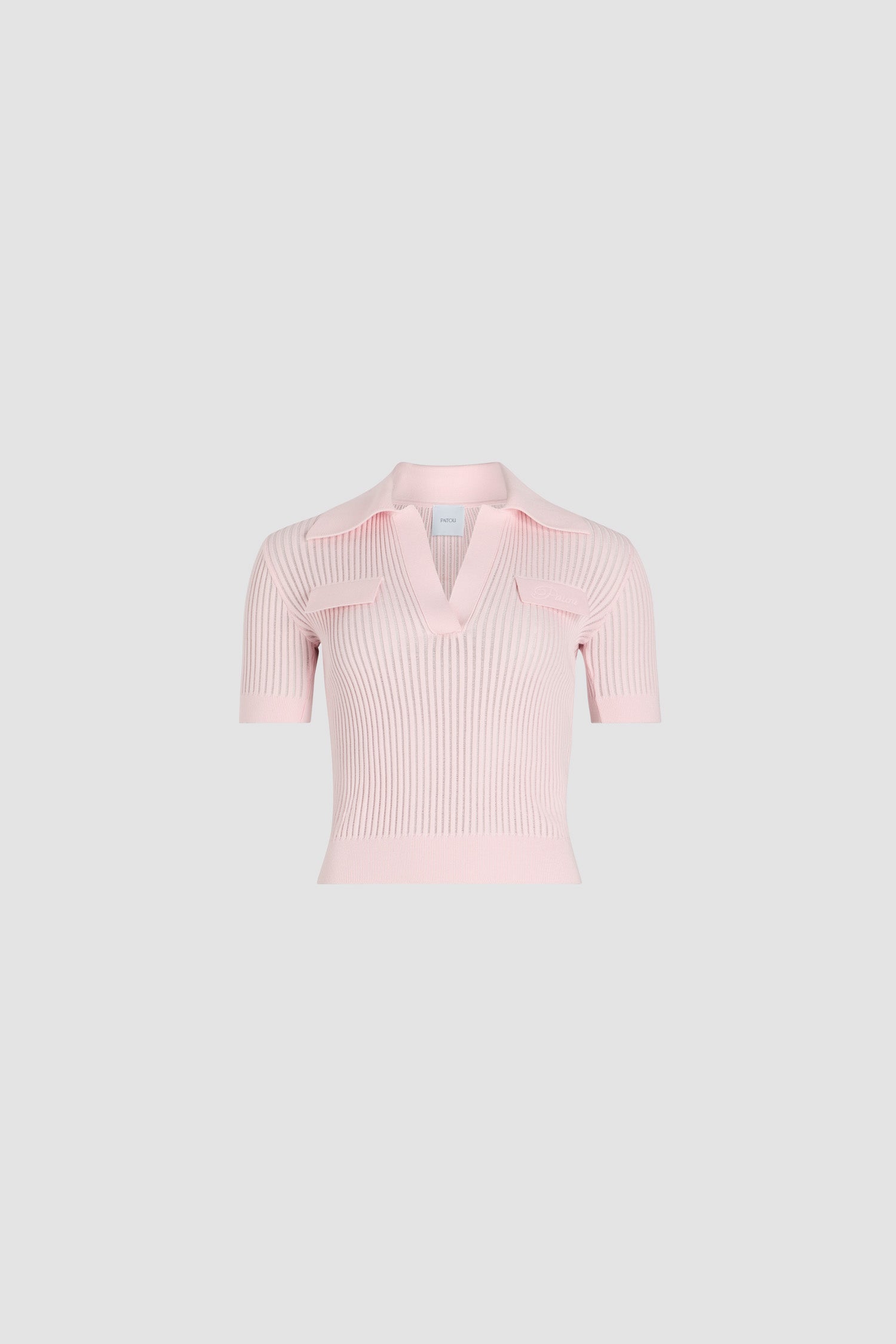 Patou - Geripptes Polohemd aus Baumwolle - Primrose Pink - Rosafarbenes Oberteil aus Baumwolle. Rippstrick. Polokragen mit weitem Ausschnitt. Falsche Pattentaschen auf der Brust mit aufgesticktem Patou Logo auf einer Seite.