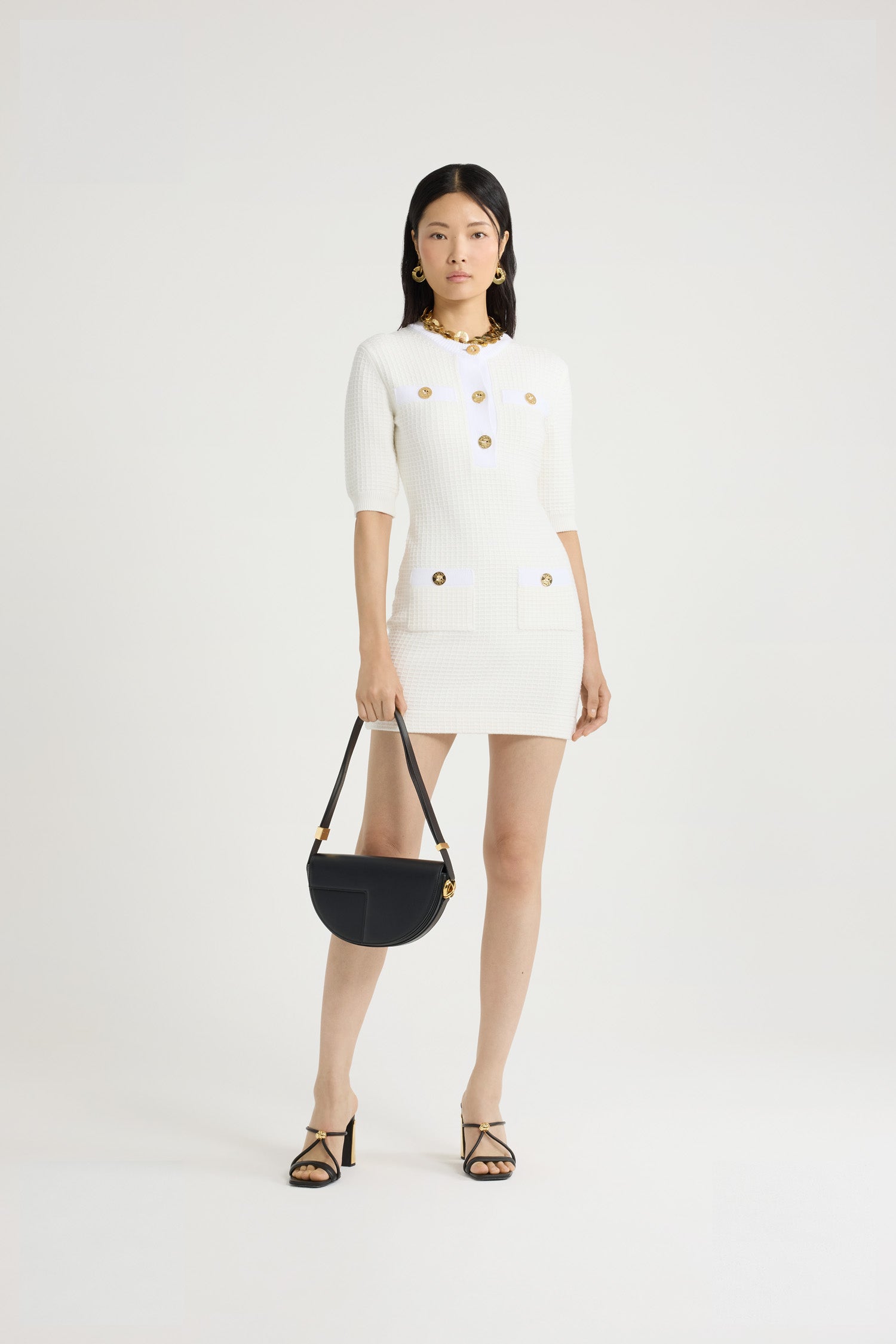 Patou - コットン ワッフル ニット ミニドレス - Ivory - アイボリーのコットン製ドレス。ワッフルニット。スリムフィット。ショート丈。ラウンドネック。ゴールドトーンのパトゥロゴ刻印入りボタン。半袖。胸元にモックポケット、前面にパッチポケット。首元、プラケット、ポケットにコントラストディテール