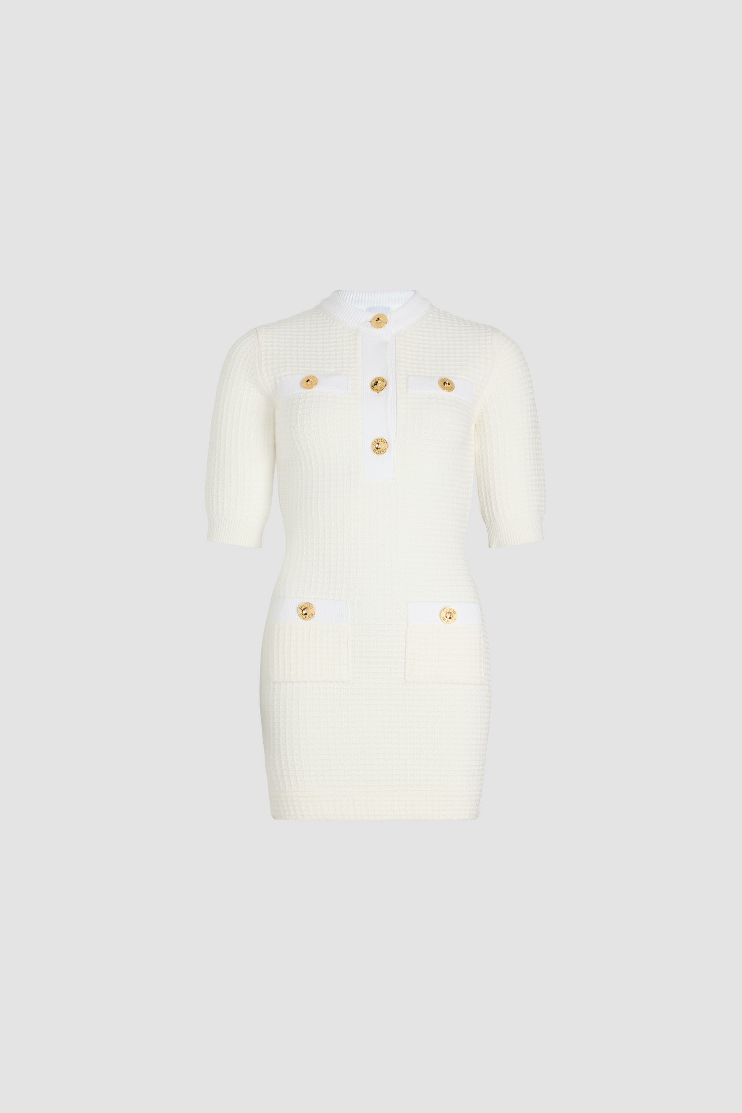 Patou - コットン ワッフル ニット ミニドレス - Ivory - アイボリーのコットン製ドレス。ワッフルニット。スリムフィット。ショート丈。ラウンドネック。ゴールドトーンのパトゥロゴ刻印入りボタン。半袖。胸元にモックポケット、前面にパッチポケット。首元、プラケット、ポケットにコントラストディテール