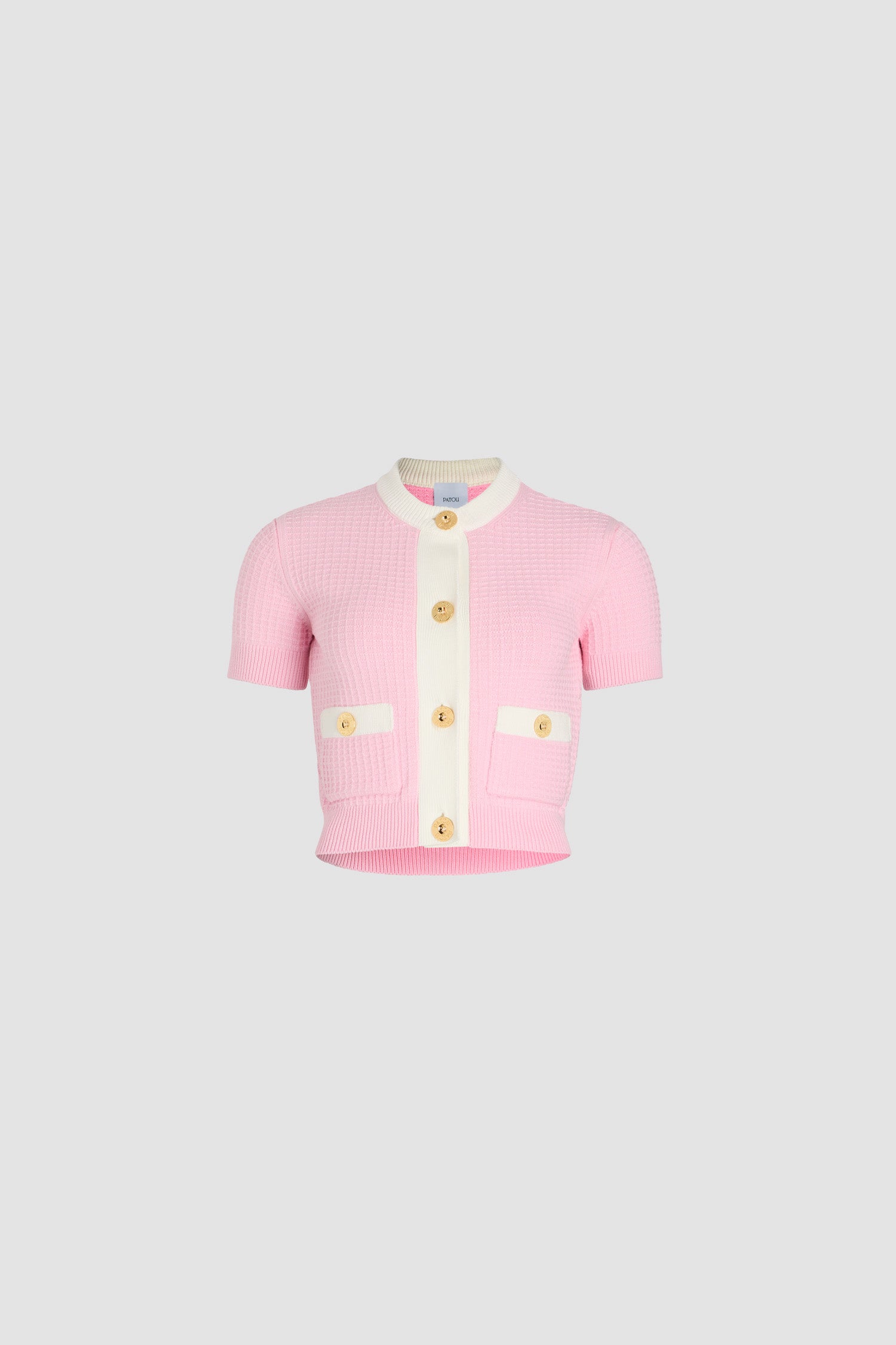 Patou - Cardigan corto in maglia di cotone goffrata - Pink - Cardigan in cotone rosa. Lavorazione goffrata. Vestibilità aderente. Modello corto. Collo tondo. Bottoni oro incisi con il logo Patou. Maniche corte. Tasche a toppa sul davanti. Dettagli a contrasto al collo, sulla pattina e sulle tasche.