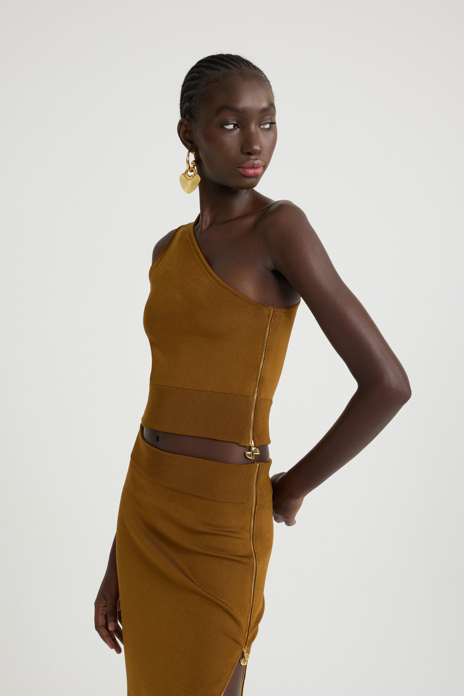 Patou - Top monospalla in crepe tecnico - Caramel - Top in crepe color caramello. Silhouette monospalla. Vestibilità aderente. Chiusura con zip oro al lato con cursore JP iconico.