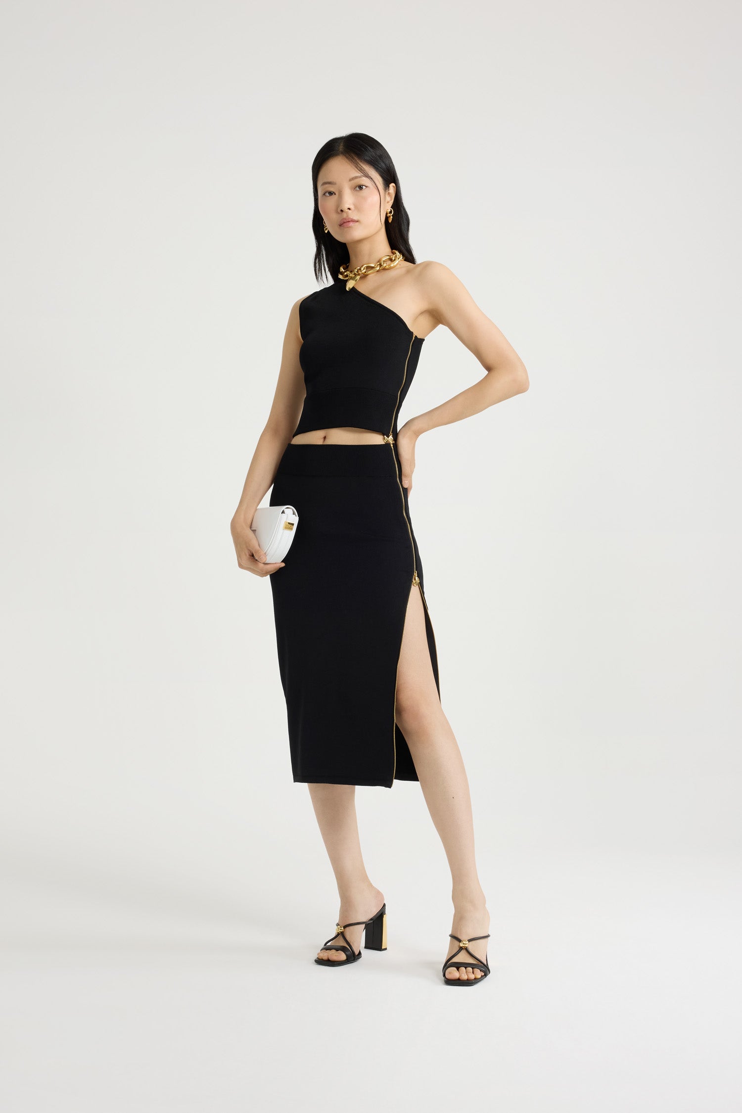 Patou - Top monospalla in crepe tecnico - Black - Top in crepe nero. Silhouette monospalla. Vestibilità aderente. Chiusura con zip oro al lato con cursore JP iconico.