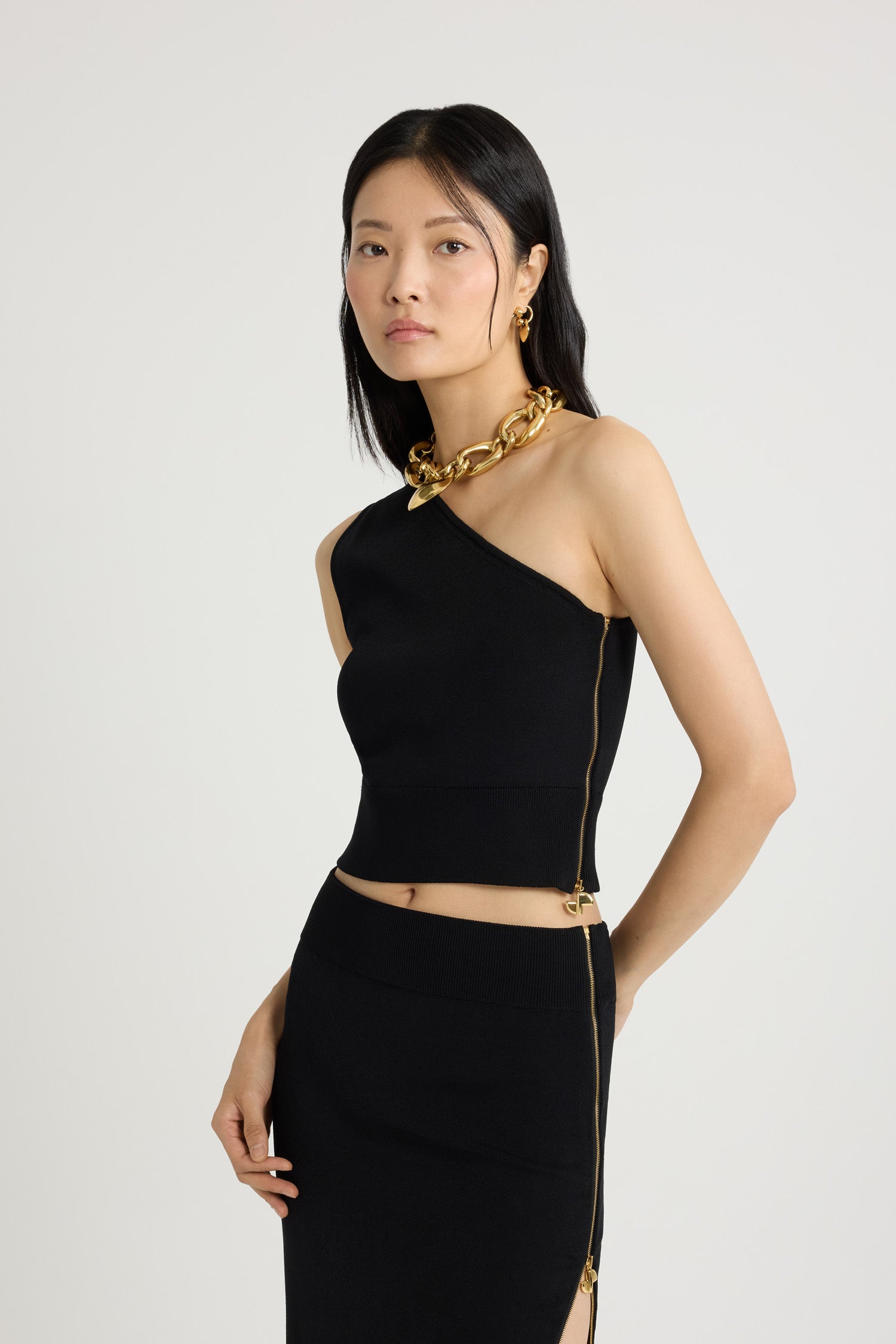 Patou - Top monospalla in crepe tecnico - Black - Top in crepe nero. Silhouette monospalla. Vestibilità aderente. Chiusura con zip oro al lato con cursore JP iconico.