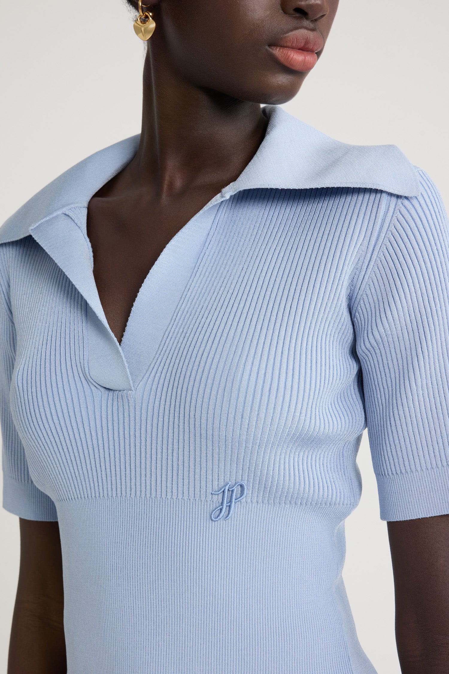 Patou - Polo in crepe tecnico - Pearl Blue - Polo in crepe blu perla. Maglia a costine. Colletto largo. Monogramma JP calligrafia ricamato sul davanti.