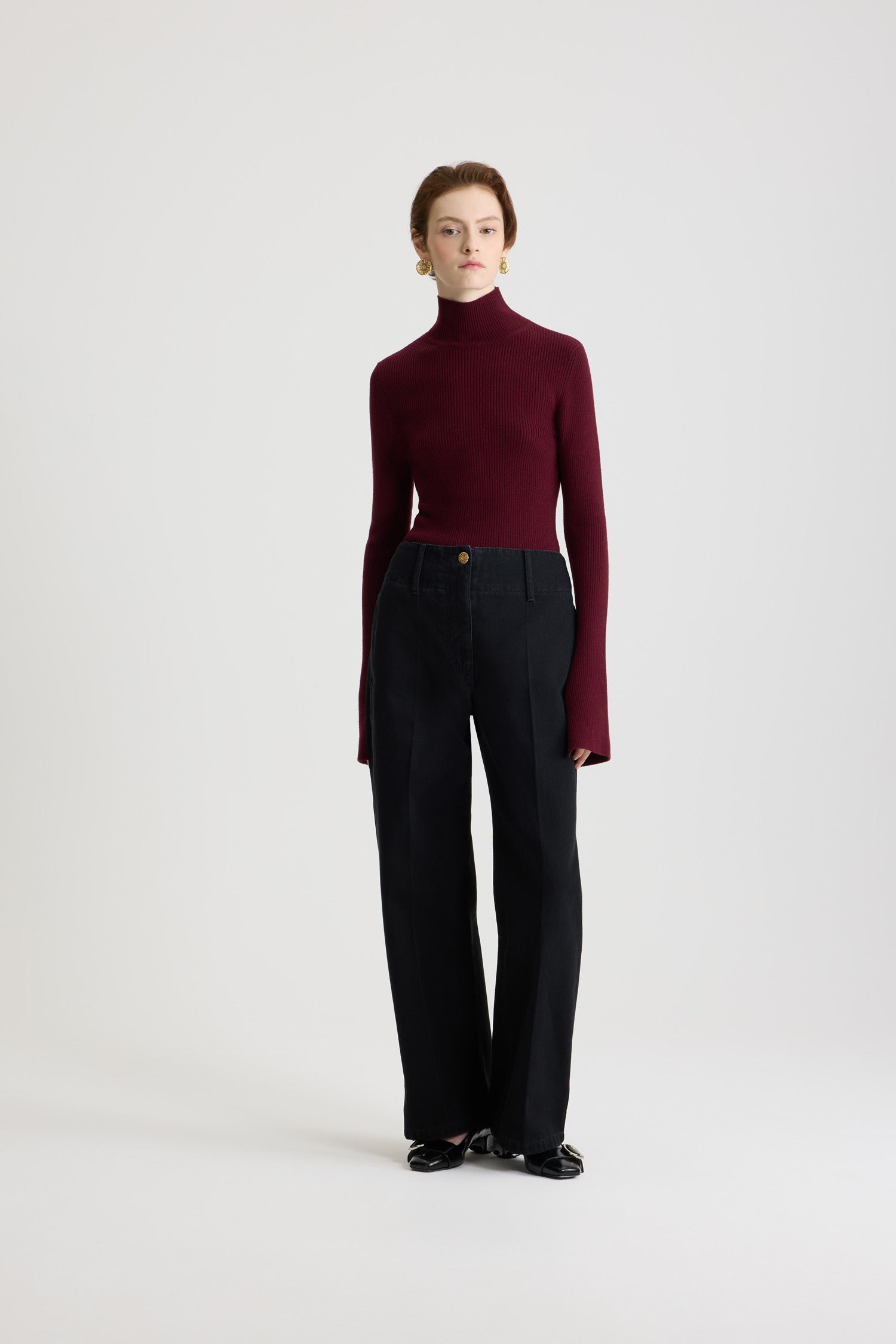 Patou - Maglione a costine in misto lana - Syrah - Maglione in misto lana merino borgogna Syrah. Maglia a costine. Silhouette aderente. Collo alto. Maniche allungate con polsini con spacco.