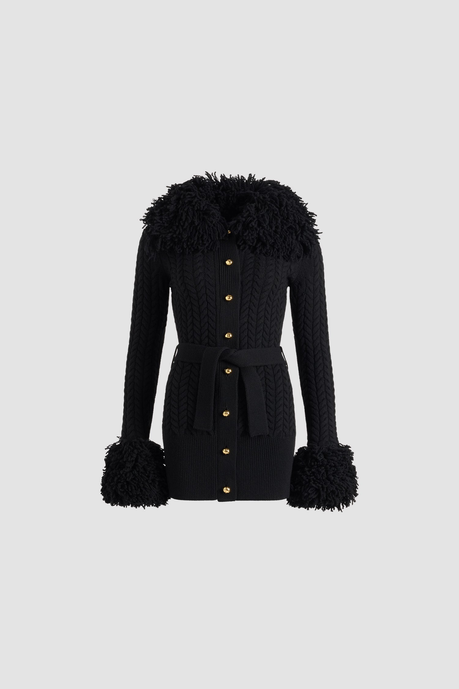 Patou - Cardigan lungo rifinito con frange in lana e cashmere - Black - Cardigan in lana merino e cashmere nero. Punto treccia. Silhouette lunga. Decorazione con frangia effetto pelliccia sul collo e sui polsini. Colletto largo. Chiusura sul davanti con bottoni argento semisferici incisi JP. Cintura rimovibile da annodare in vita. Fondo a costine.
