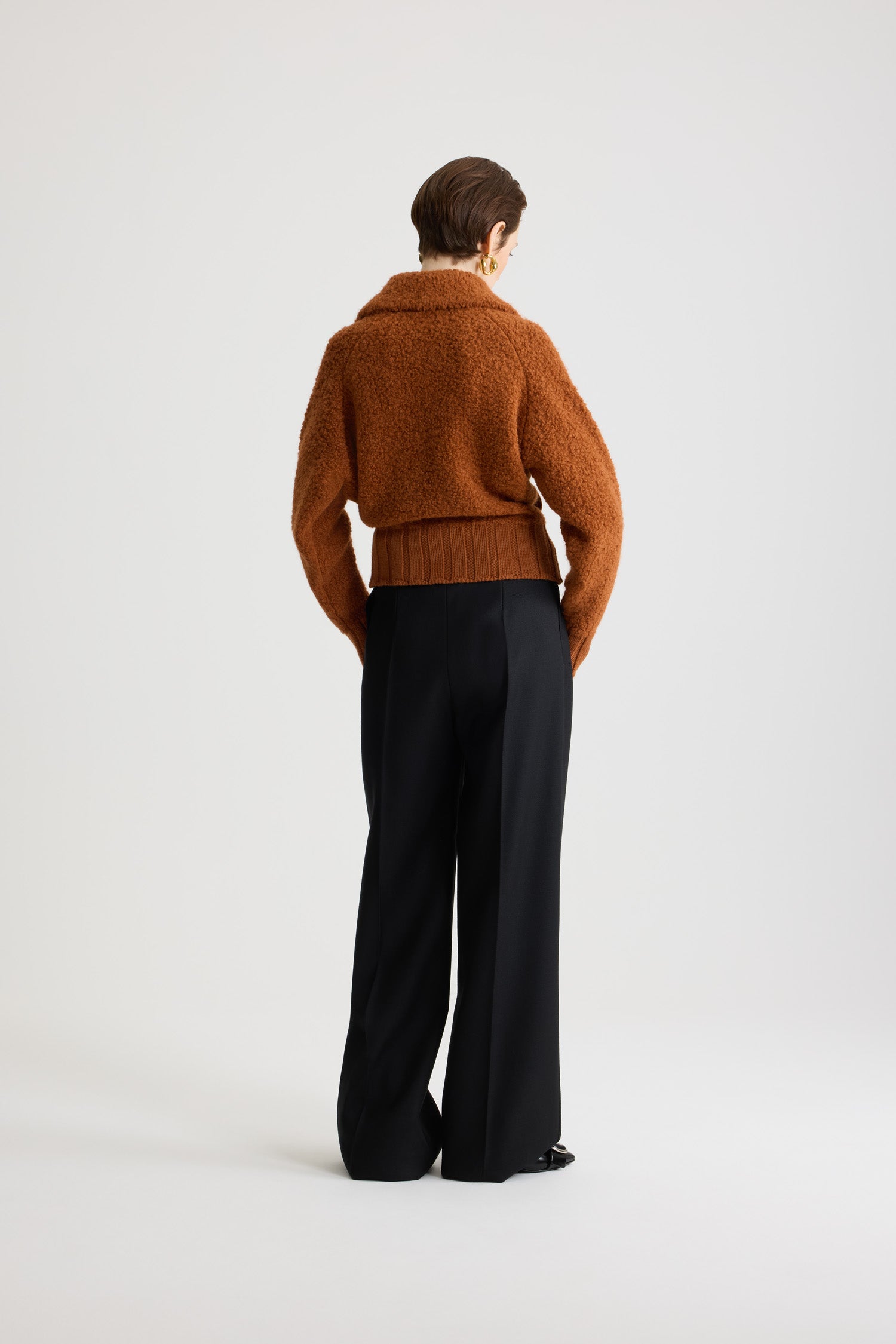 Patou - ウール&アルパカブレンド ブークレ ボンバージャケット - Pumpkin Spice - パンプキンスパイスブラウンのウール&アルパカブレンド ジャケット。ワイドカラー。フロントにゴールドトーンのファスナー、JPプラー付き。垂直ウェルトポケット。リブ編みの袖口と裾。