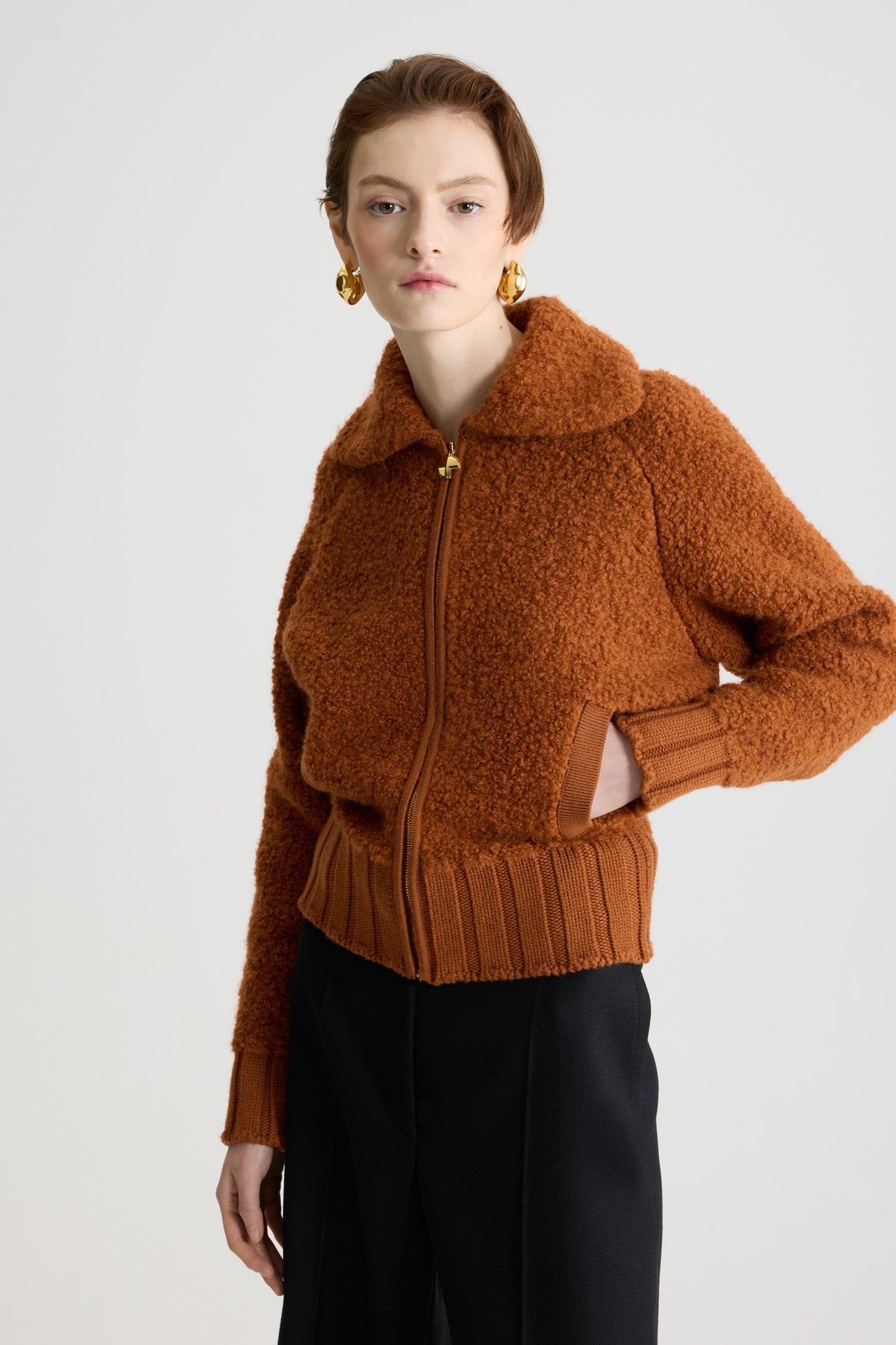 Patou - ウール&アルパカブレンド ブークレ ボンバージャケット - Pumpkin Spice - パンプキンスパイスブラウンのウール&アルパカブレンド ジャケット。ワイドカラー。フロントにゴールドトーンのファスナー、JPプラー付き。垂直ウェルトポケット。リブ編みの袖口と裾。