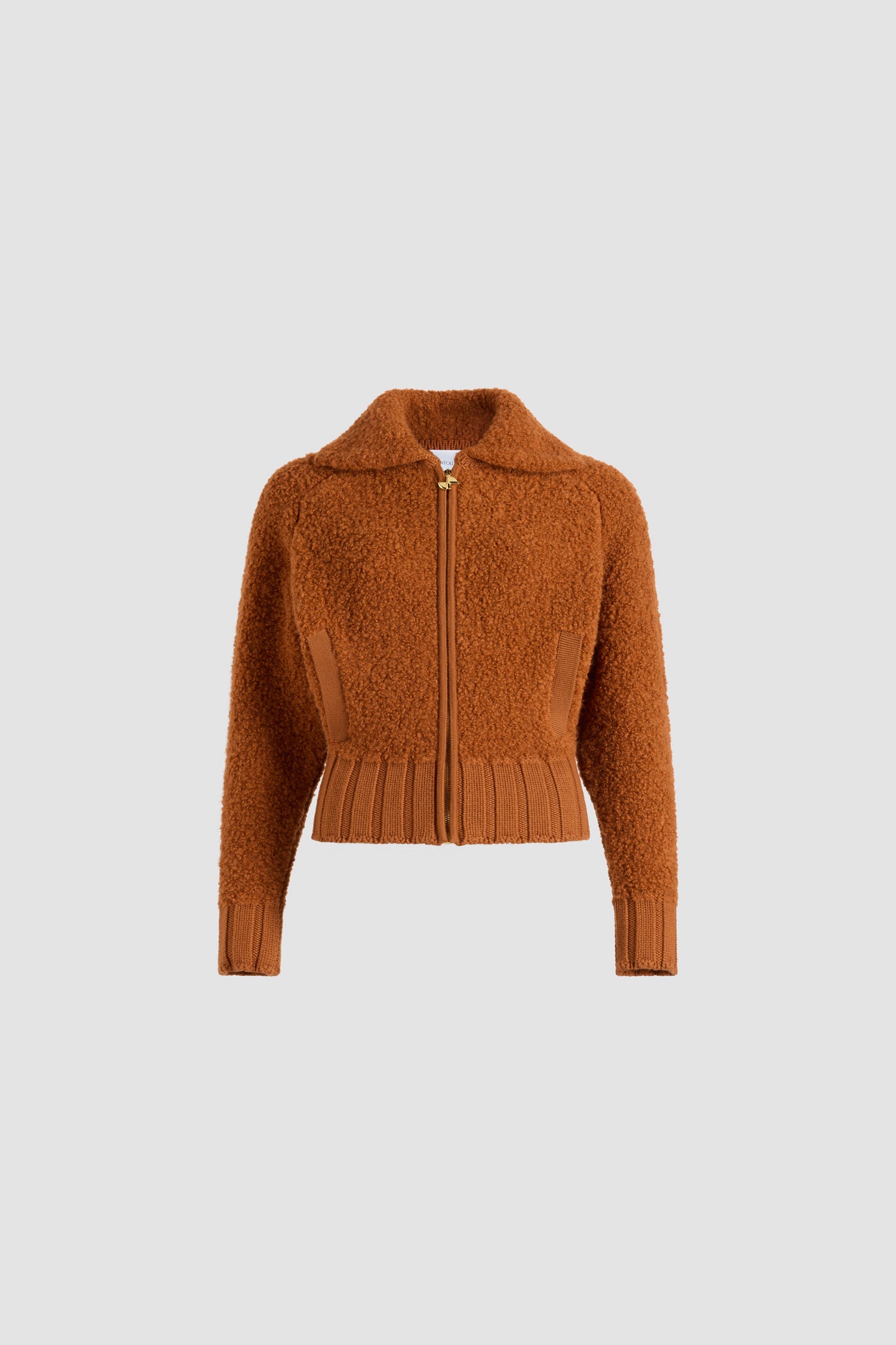 Patou - ウール&アルパカブレンド ブークレ ボンバージャケット - Pumpkin Spice - パンプキンスパイスブラウンのウール&アルパカブレンド ジャケット。ワイドカラー。フロントにゴールドトーンのファスナー、JPプラー付き。垂直ウェルトポケット。リブ編みの袖口と裾。