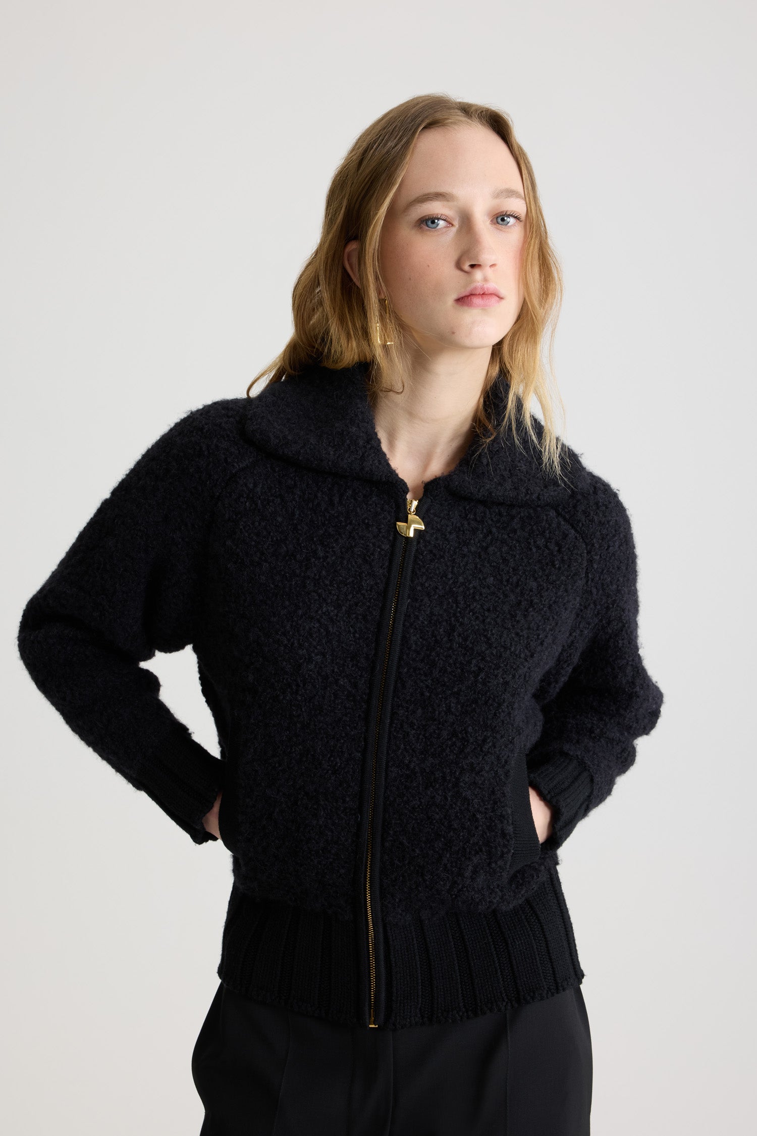 Patou - Bomber bouclé in misto lana e alpaca - Black - Giacca in misto lana e alpaca nero. Colletto largo. Zip oro sul davanti con tirazip JP. Tasche a filetto verticali. Polsini e fondo a costine.