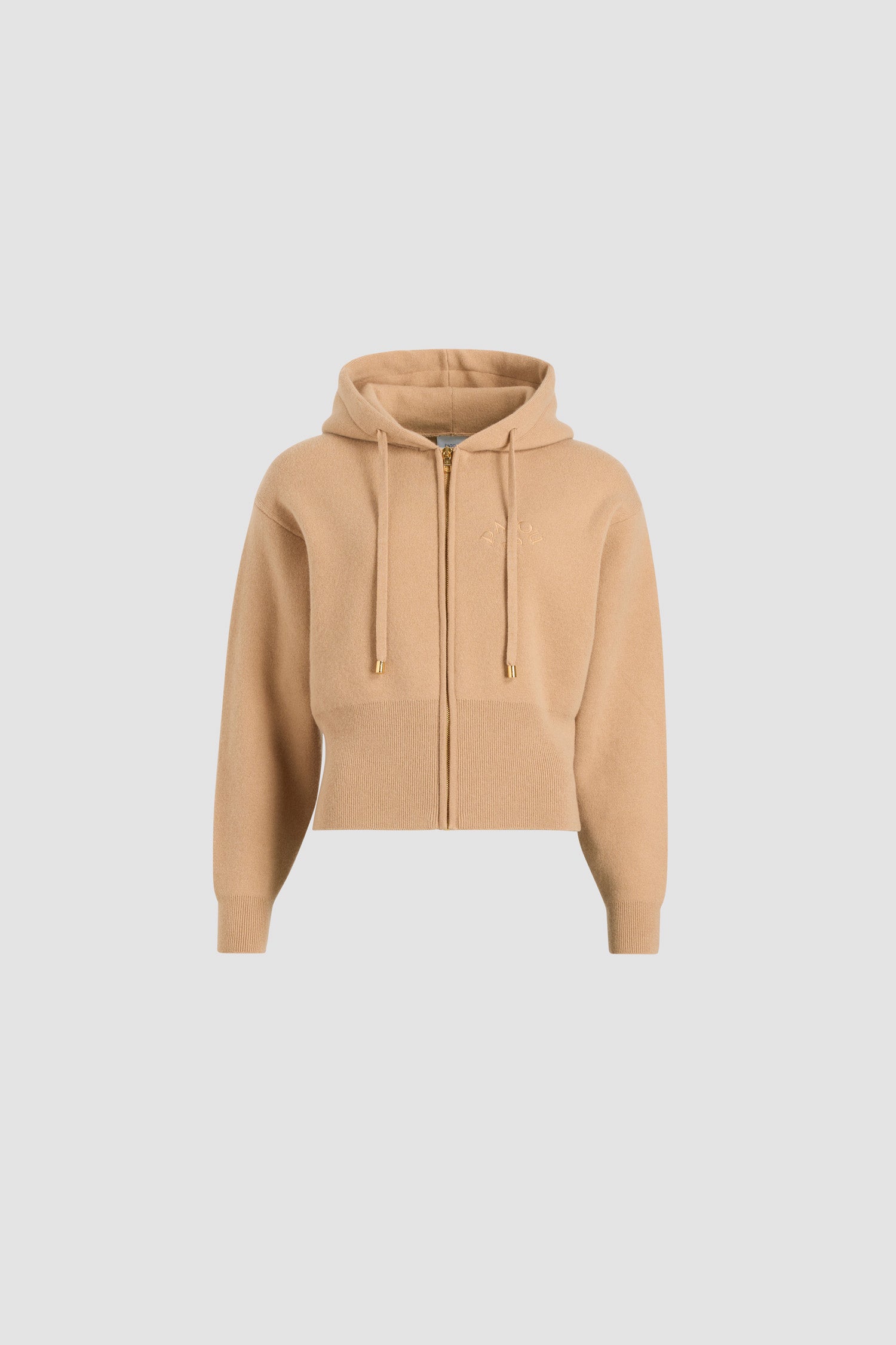 Patou - Felpa con cappuccio e zip in lana e cashmere - Biscuit - Felpa con cappuccio in lana merino e cashmere beige biscotto. Collo con cappuccio con coulisse; estremità oro incise con logo Patou. Zip oro sul davanti. Logo Patou e monogramma JP ricamati sul petto. Polsini e fondo a costine.