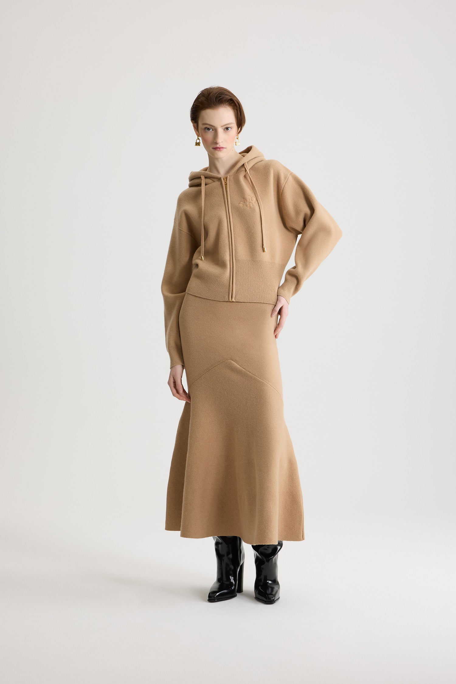 Patou - Fischschwanz-Midirock aus Wolle und Kaschmir - Biscuit - Rock aus Merinowolle und Kaschmir in Biskuit-Beige. Midi-Länge. Oben körpernahe, unten ausgestellte Form mit Fischschwanz-Saum. Elastische gerippte Taille.