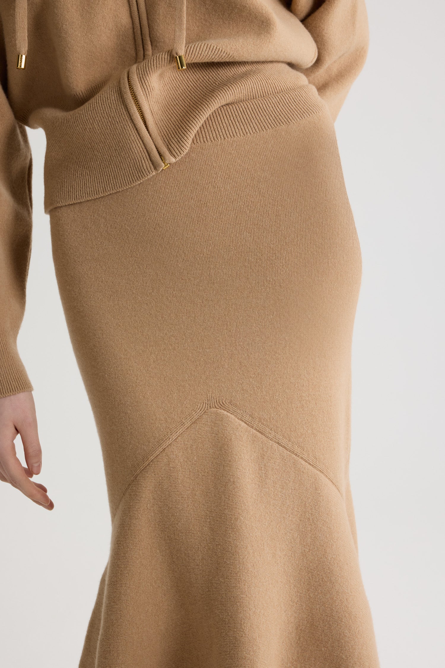 Patou - Fischschwanz-Midirock aus Wolle und Kaschmir - Biscuit - Rock aus Merinowolle und Kaschmir in Biskuit-Beige. Midi-Länge. Oben körpernahe, unten ausgestellte Form mit Fischschwanz-Saum. Elastische gerippte Taille.
