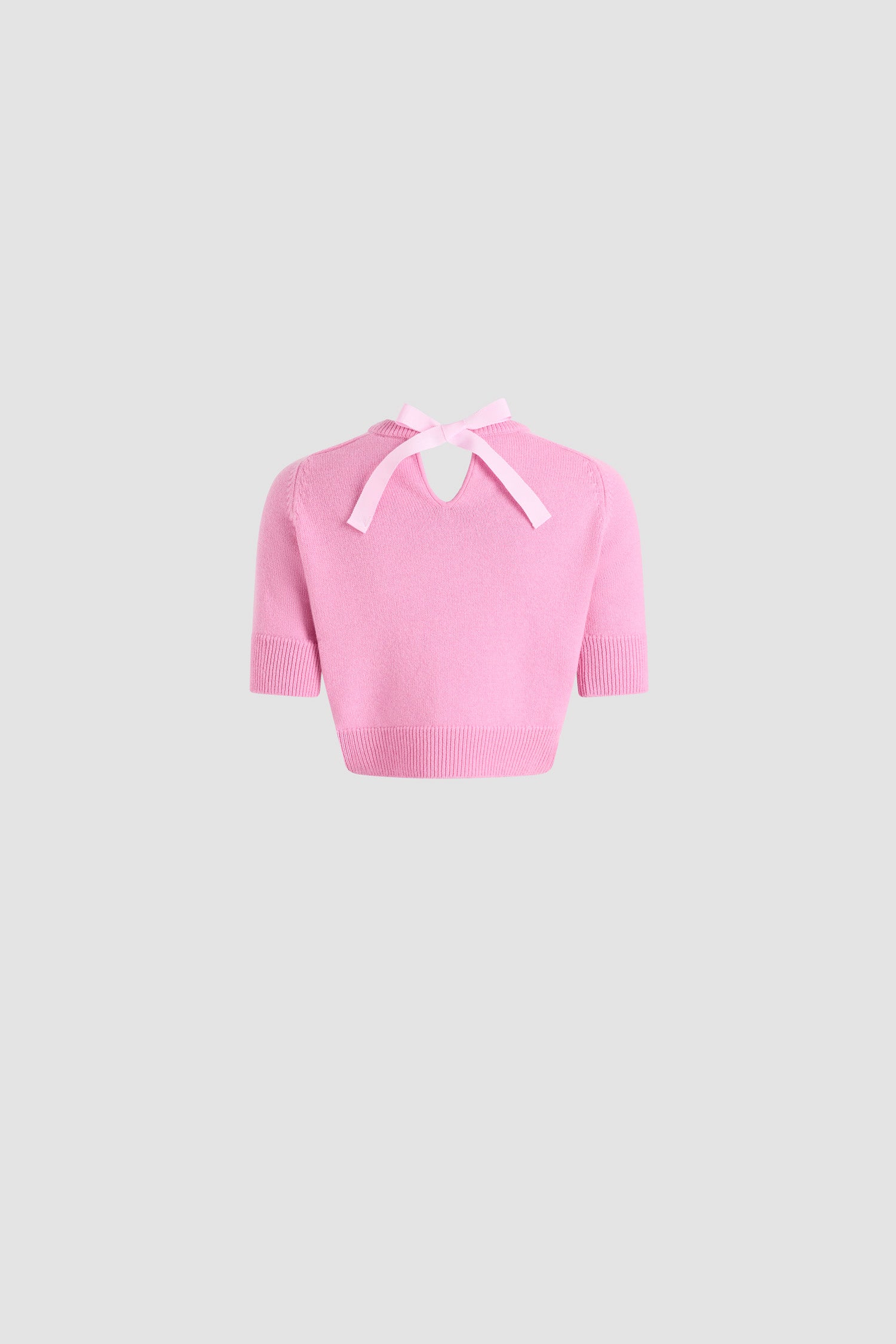 Patou - Maglione corto con logo Patou e monogramma JP in lana e cashmere - Pink Pearl - Maglione in lana e cashmere Pink Pearl. Taglio leggermente corto. Collo rotondo con nastro in grosgrain sul retro. Logo Patou a contrasto e JP intarsiato sul davanti. Maniche corte. Polsini e fondo a costine.