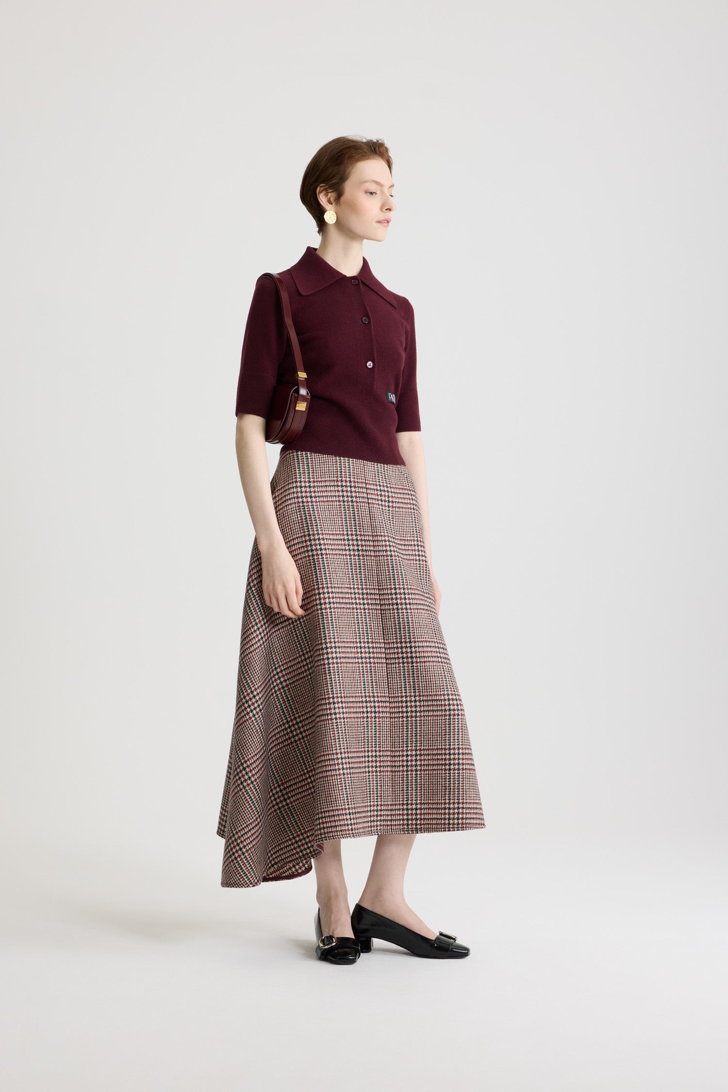 Patou - Polo in lana e cashmere - Vignola - Top in lana merino e cashmere bordeaux Vignola. Silhouette aderente. Colletto largo a polo. Maniche di media lunghezza. Etichetta con logo Patou sul davanti. Polsini e fondo a costine.