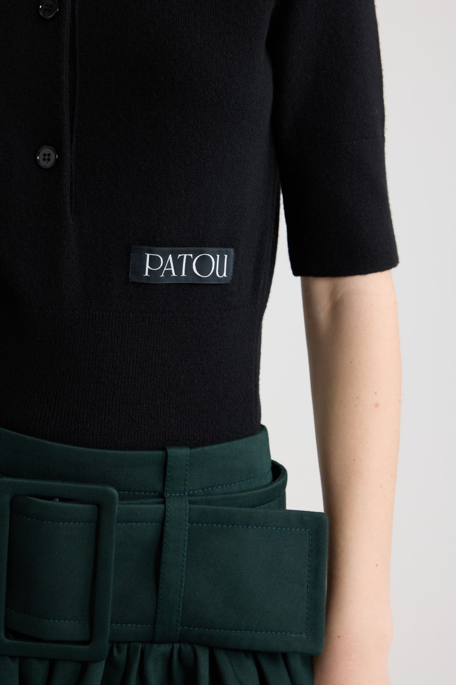 Patou - Polo in lana e cashmere - Black - Top in lana merino e cashmere nero. Silhouette aderente. Colletto largo a polo. Maniche di media lunghezza. Etichetta con logo Patou sul davanti. Polsini e fondo a costine.