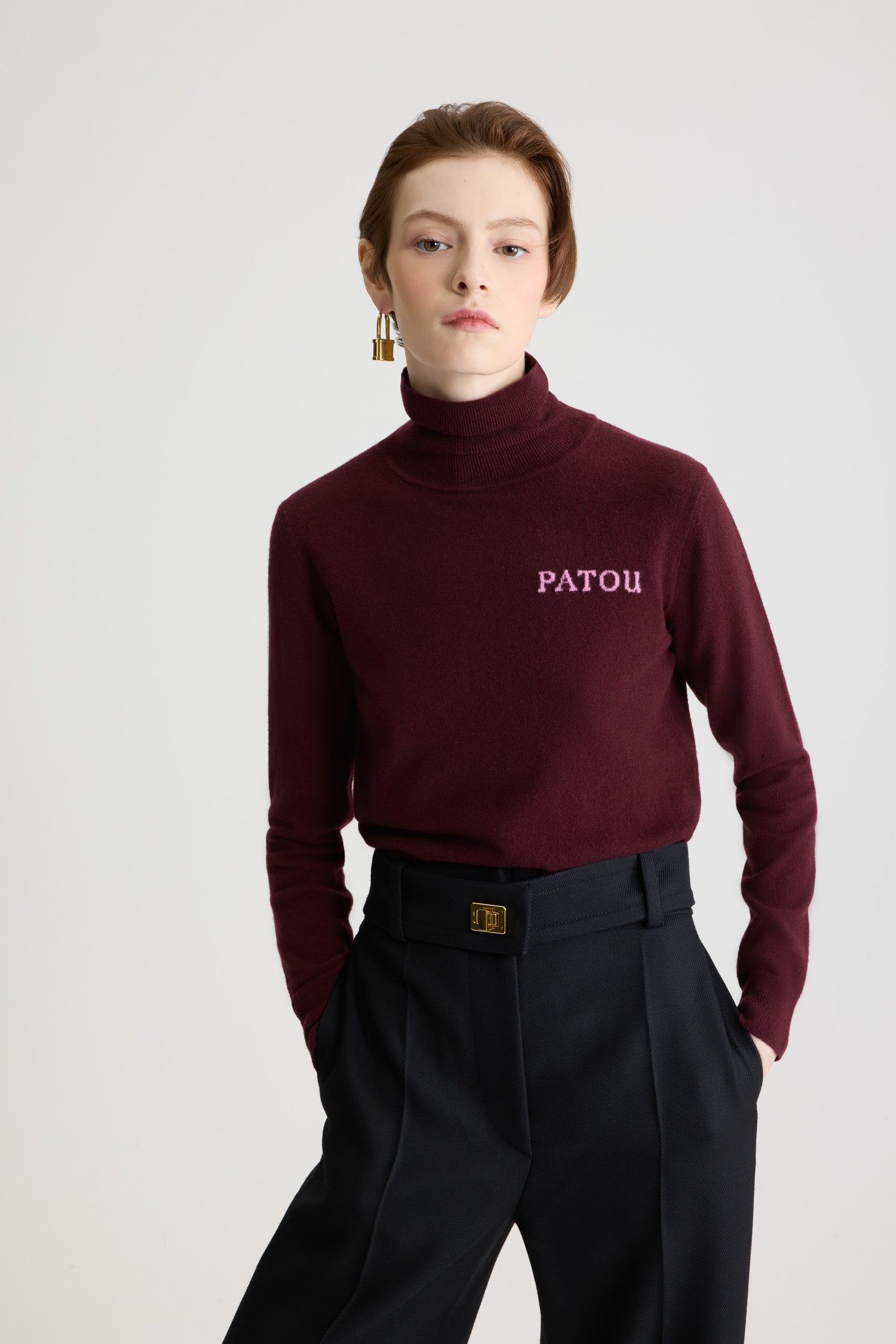 Patou - Pull à col roulé en laine et cachemire avec détail Patou en intarsia - Vignola - Pull en laine mérinos et cachemire bordeaux Vignola. Col roulé. Logo Patou contrastant en intarsia sur la poitrine.