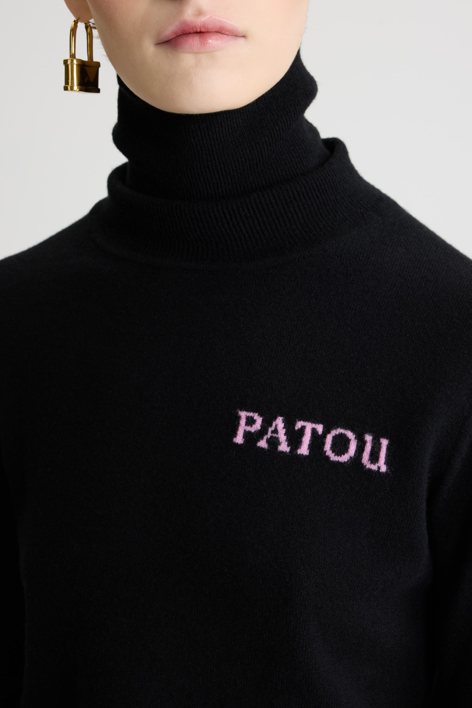 Patou - Maglione a collo alto con intarsio Patou in lana e cashmere - Black - Maglione in lana merino e cashmere nero. Dolcevita. Intarsio con logo Patou a contrasto sul petto.