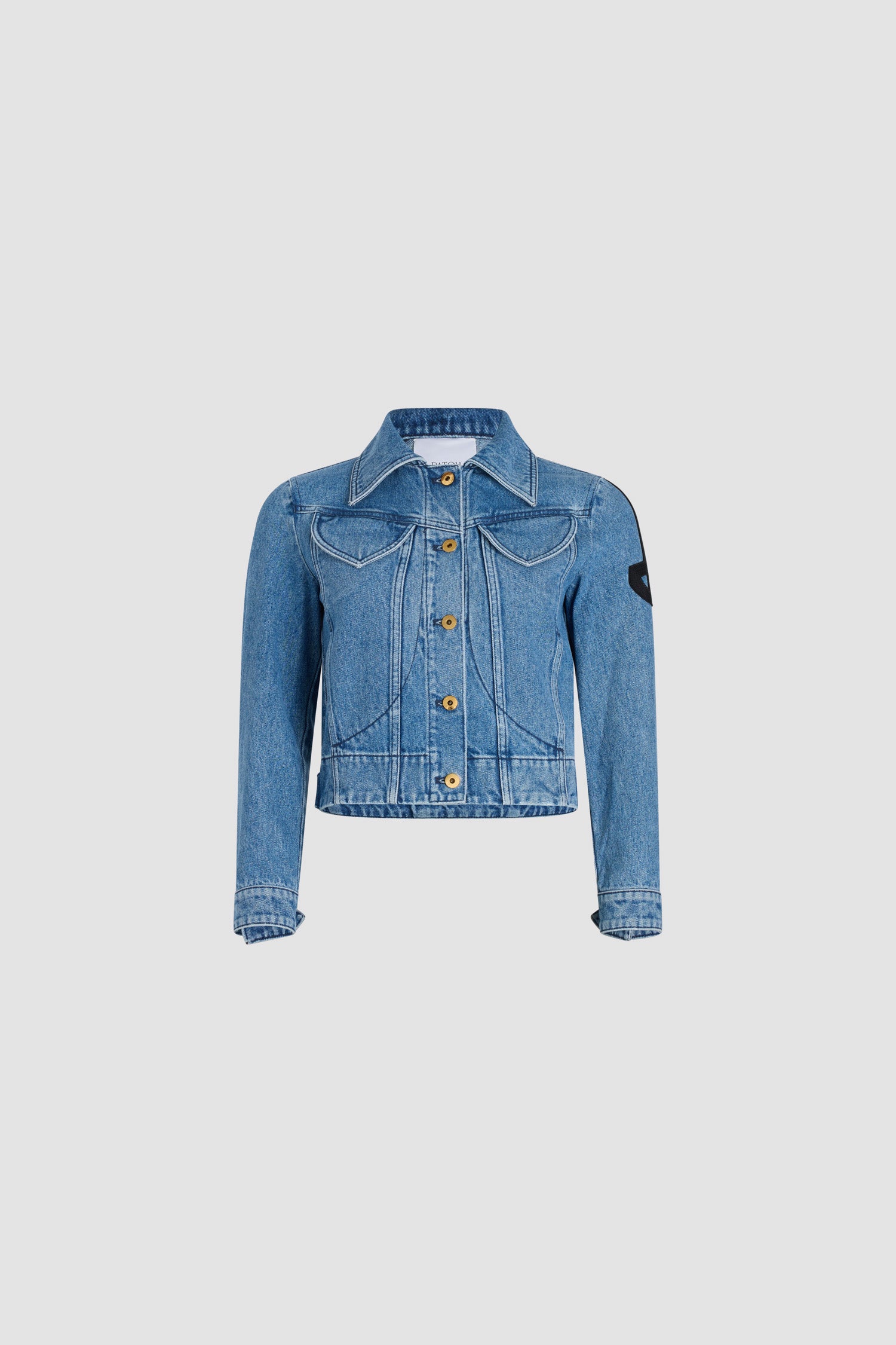Patou - Giacca iconica in denim di cotone - Heritage Blue Wash - Giacca in denim di cotone bio lavato blu heritage. Modello signature. Monogramma JP rivisitato ricamato sulla manica sinistra. Bottoni oro incisi con il logo Patou sul davanti, in vita e ai polsini. Due tasche sul petto, due tasche ai lati.
