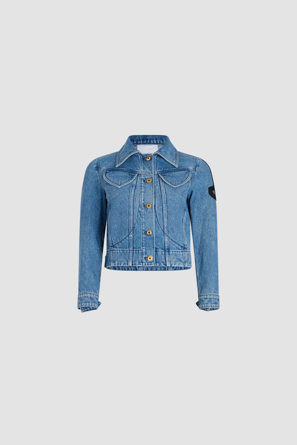 Patou - Veste iconique en denim de coton - Heritage Blue Wash - Veste en denim de coton délavé bleu héritage. Modèle signature. Logo JP revisité brodé sur la manche gauche. Boutons dorés gravés avec le logo Patou à l'avant, à la taille et aux poignets. Deux poches à la poitrine, deux poches latérales.