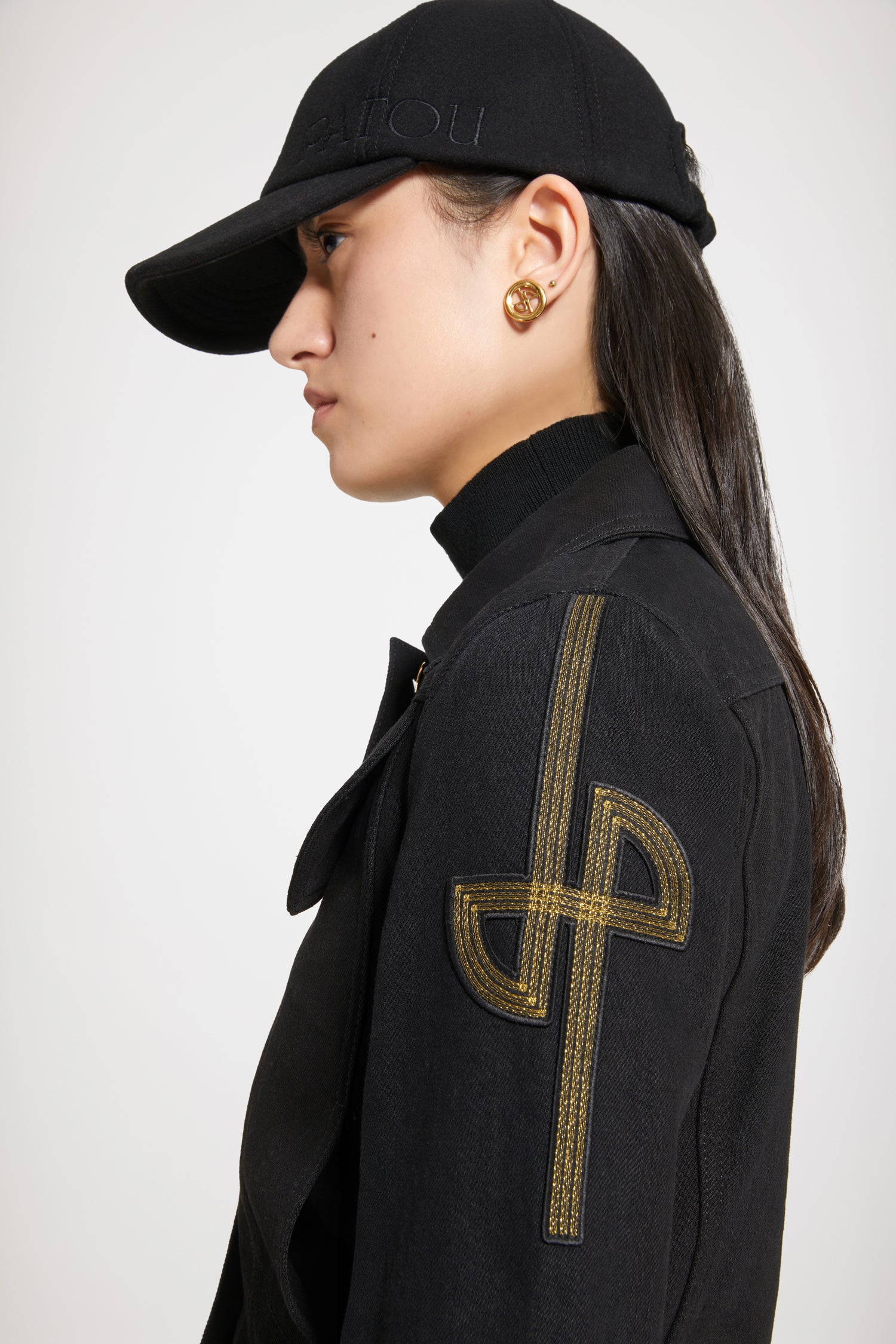 Patou - オーガニックデニム 刺繍ロゴジャケット - Black - ゴールドの文字をまとう新しいデニムがパトゥから登場。 フィットスタイルのオーガニックブラックデニム製ジャケット、コントラストカラーのステッチ入り。左袖にオリジナルJPロゴの刺繍。フロント、ウエスト、袖口にエングレーヴィング入りのゴールドカラーボタン。胸にフラップポケット2個、サイドポケット2個。