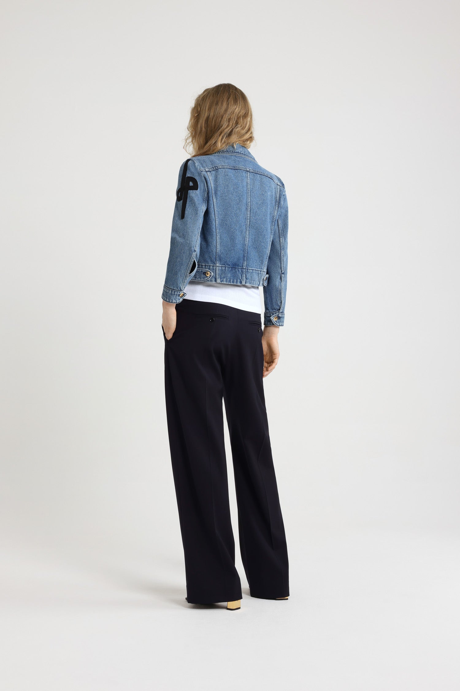 Patou - Giacca iconica in denim di cotone - Heritage Blue Wash - Giacca in denim di cotone bio lavato blu heritage. Modello signature. Monogramma JP rivisitato ricamato sulla manica sinistra. Bottoni oro incisi con il logo Patou sul davanti, in vita e ai polsini. Due tasche sul petto, due tasche ai lati.