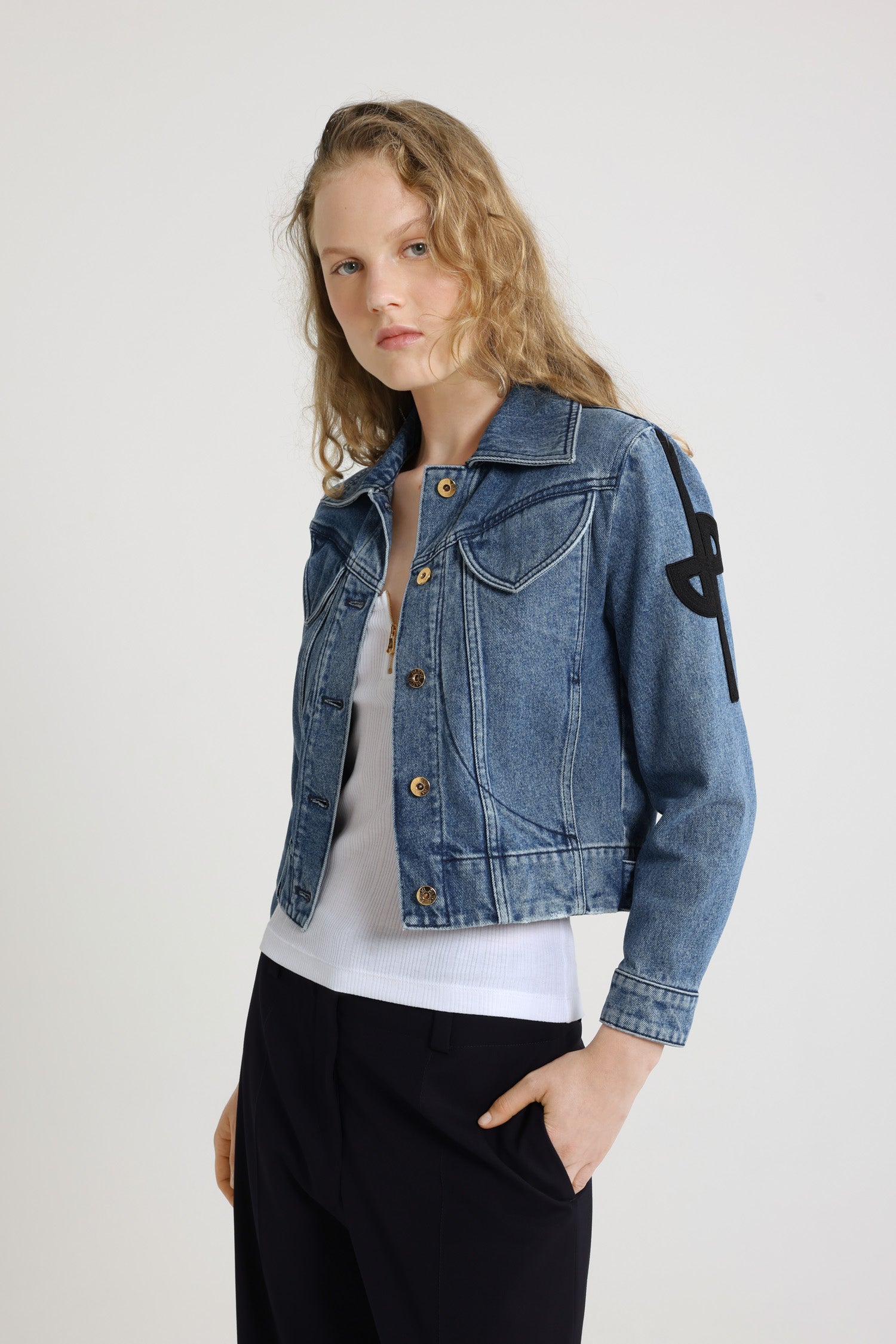 Patou - Giacca iconica in denim di cotone - Heritage Blue Wash - Giacca in denim di cotone bio lavato blu heritage. Modello signature. Monogramma JP rivisitato ricamato sulla manica sinistra. Bottoni oro incisi con il logo Patou sul davanti, in vita e ai polsini. Due tasche sul petto, due tasche ai lati.