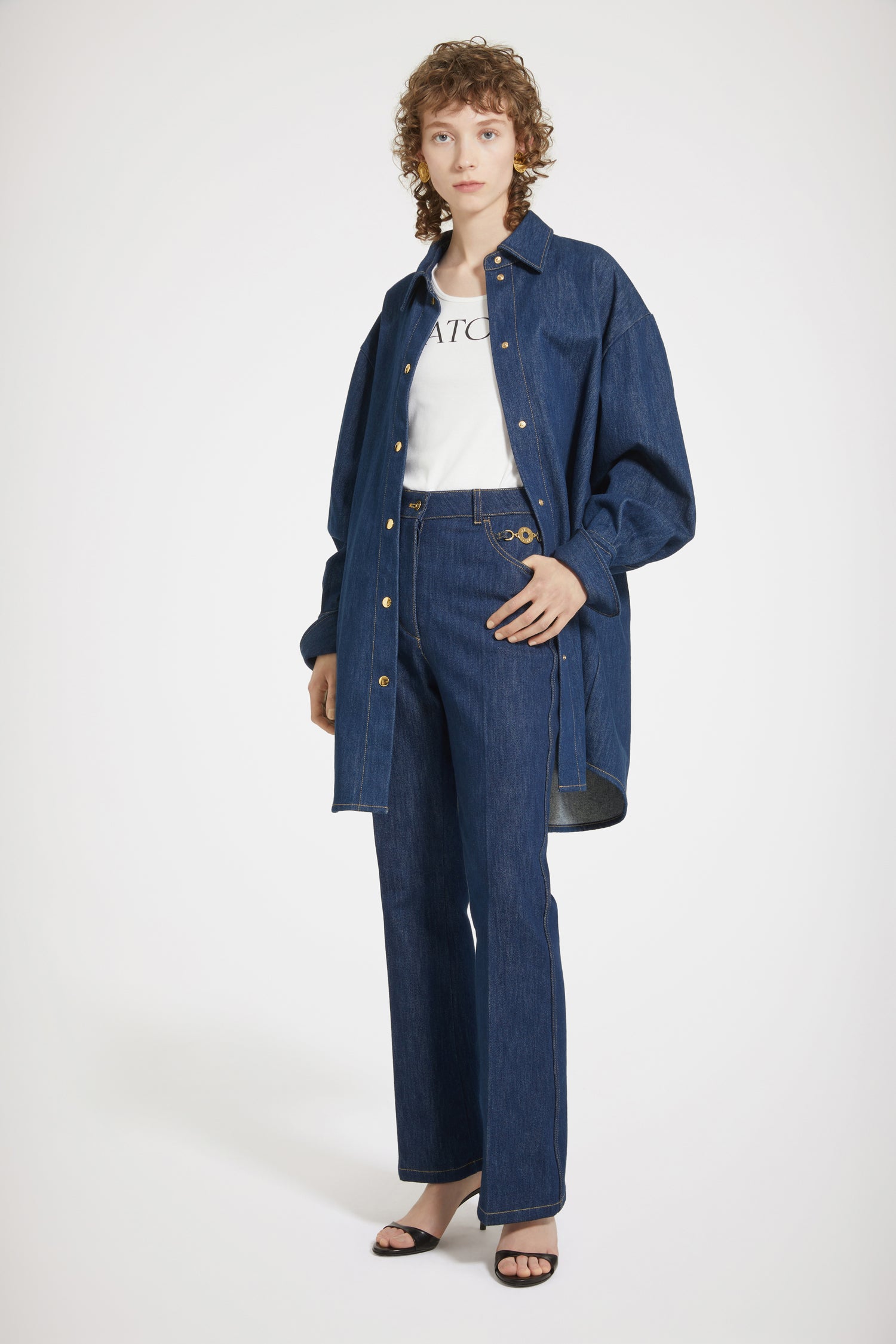 Patou - Surchemise en denim bio - Rodeo Blue - La surchemise se superpose et s'impose. Surchemise en denim de coton bio bleu rodéo. Silhouette ample. Manches ballon. Boutons pression dorés sur le devant et aux poignets. Patou brodé sur le devant. Couture arrondie signature au dos.