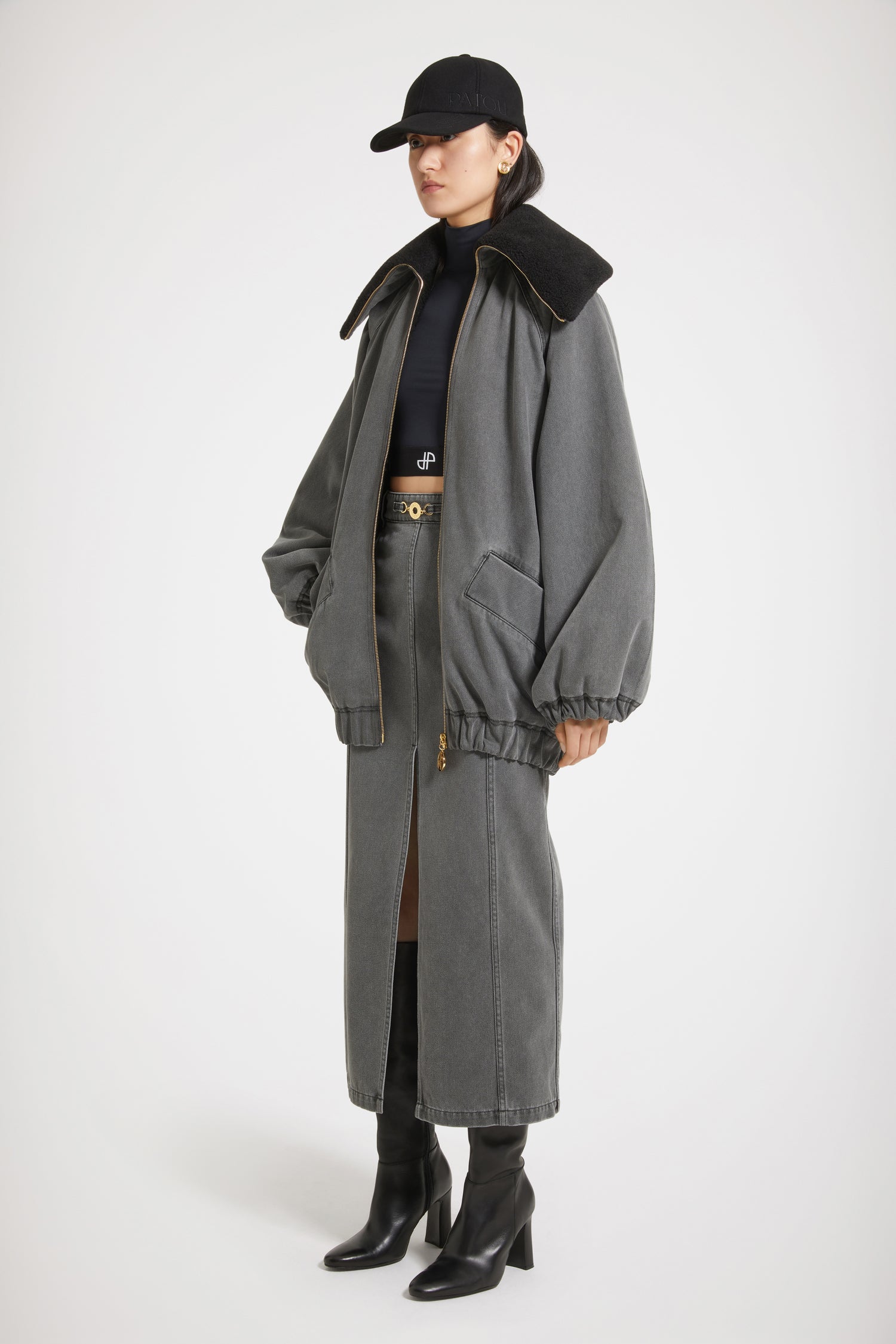 Patou - Giacca oversize in denim bio ed eco montone - Anthracite - Lo sherpa alla Patou.Giacca in denim di cotone bio grigio antracite. Lavaggio laser sostenibile. Ispirato al modello sherpa con fodera in eco montone. Forma a uovo dalla vestibilità larga. Collo oversize. Zip oro con dettaglio JP signature. Maniche raglan. Maxi tasche con apertura diagonale. Polsini e orlo elasticizzati. Patou ricamato sul retro.Modello oversize; scegliere una taglia in meno per una vestibilità più classica.