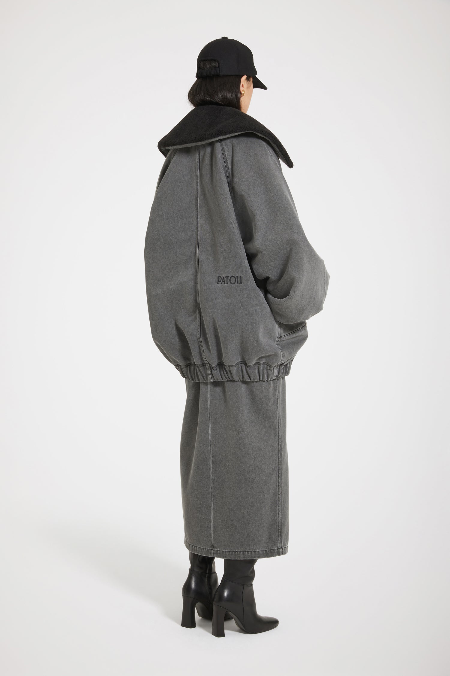 Patou - Giacca oversize in denim bio ed eco montone - Anthracite - Lo sherpa alla Patou.Giacca in denim di cotone bio grigio antracite. Lavaggio laser sostenibile. Ispirato al modello sherpa con fodera in eco montone. Forma a uovo dalla vestibilità larga. Collo oversize. Zip oro con dettaglio JP signature. Maniche raglan. Maxi tasche con apertura diagonale. Polsini e orlo elasticizzati. Patou ricamato sul retro.Modello oversize; scegliere una taglia in meno per una vestibilità più classica.