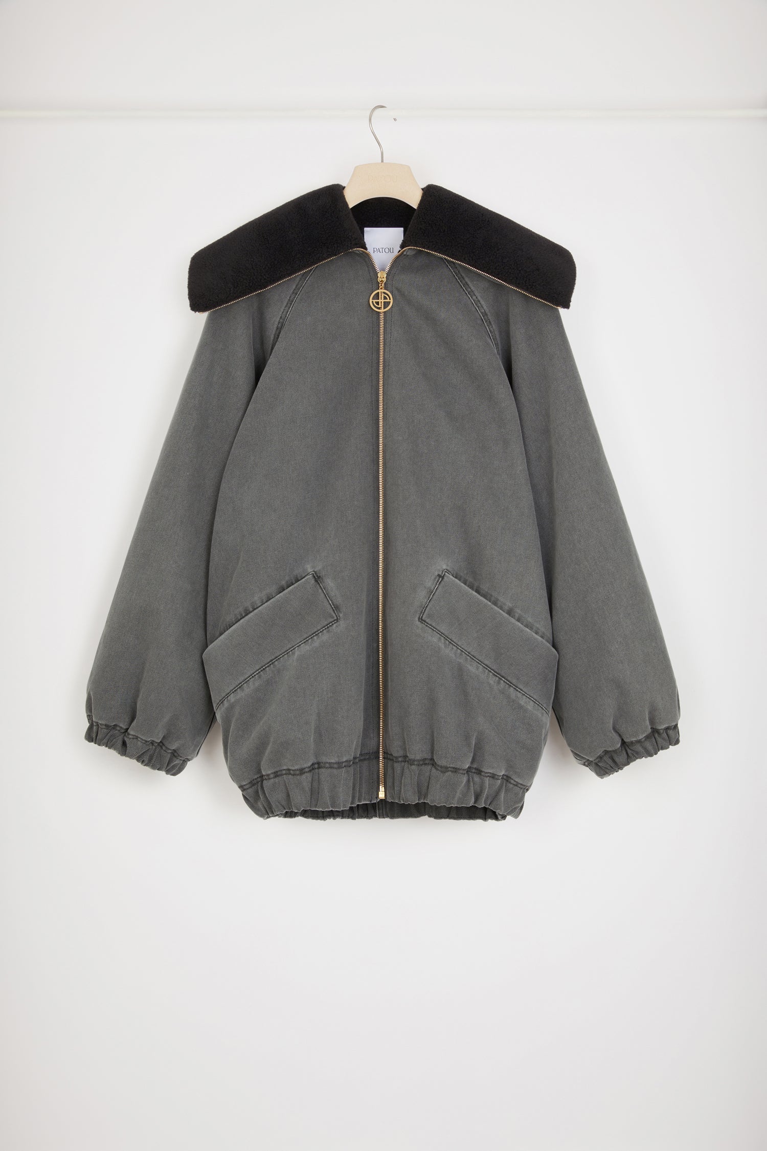 Patou - Giacca oversize in denim bio ed eco montone - Anthracite - Lo sherpa alla Patou.Giacca in denim di cotone bio grigio antracite. Lavaggio laser sostenibile. Ispirato al modello sherpa con fodera in eco montone. Forma a uovo dalla vestibilità larga. Collo oversize. Zip oro con dettaglio JP signature. Maniche raglan. Maxi tasche con apertura diagonale. Polsini e orlo elasticizzati. Patou ricamato sul retro.Modello oversize; scegliere una taglia in meno per una vestibilità più classica.