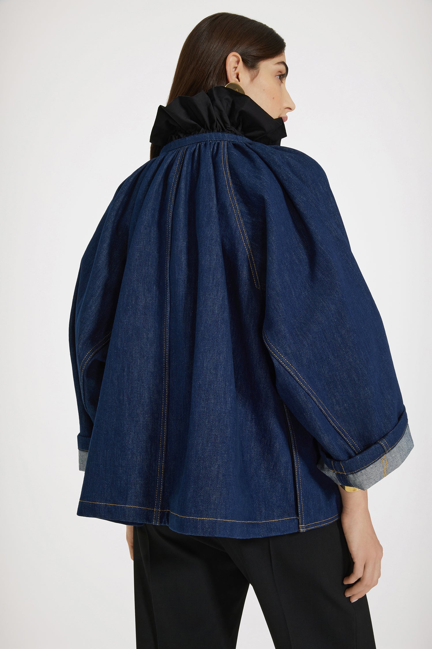 Patou - コットンデニム オーバーサイズ セーラージャケット - Rodeo Blue - たっぷりとしたボリューム感とマリンディテールが非常にパトゥらしい一着。ロデオブルーのコットンデニム製ジャケット。大きめのシルエット。ギャザーネック、編み込みのロープドローストリングにゴールドトーンのPatouエングレーブ入りの先端チップ付き。ファスナー。大きなパッチポケット。前面にPatou刺繍。オーバーサイズスタイル。