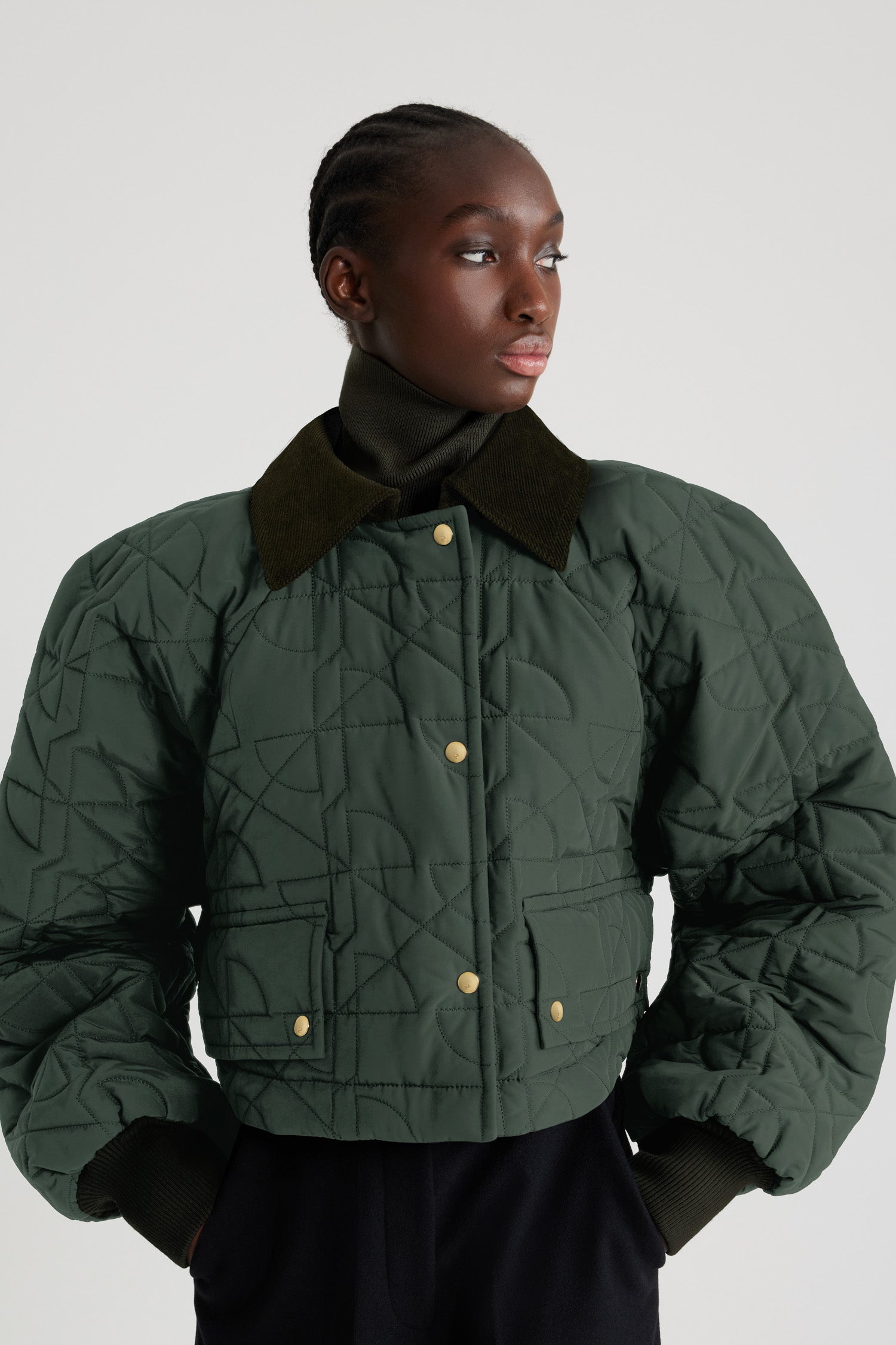 Patou - Bomber trapuntato corto in nylon riciclato - Bottle Green - Bomber in nylon riciclato verde bottligia. Lavorazione matelassé con logo JP. Modello corto. Colletto in velluto a costine. Chiusura con bottoni a pressione oro e zip nascosta. Tasche abbottonate con pattina. Maniche raglan. Polsini in maglia a costine.Questo modello è corto e voluminoso.