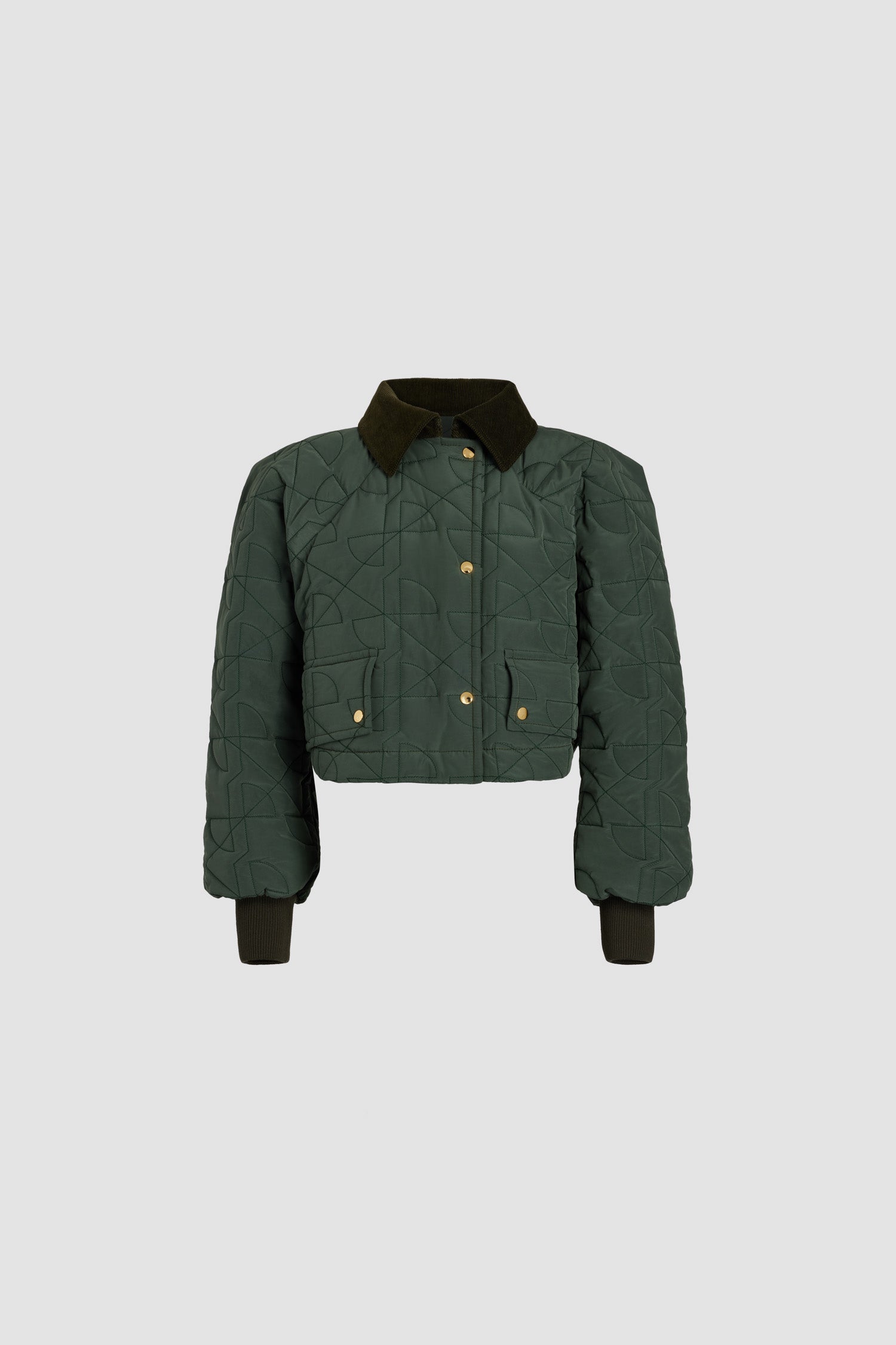 Patou - Bomber trapuntato corto in nylon riciclato - Bottle Green - Bomber in nylon riciclato verde bottligia. Lavorazione matelassé con logo JP. Modello corto. Colletto in velluto a costine. Chiusura con bottoni a pressione oro e zip nascosta. Tasche abbottonate con pattina. Maniche raglan. Polsini in maglia a costine.Questo modello è corto e voluminoso.