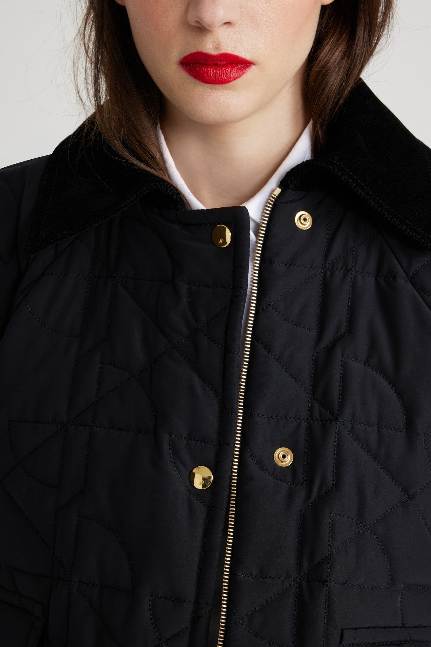 Patou - Bomber trapuntato corto in nylon riciclato - Black - Bomber in nylon riciclato nero. Lavorazione matelassé con logo JP. Modello corto. Colletto in velluto a costine. Chiusura con bottoni a pressione oro e zip nascosta. Tasche abbottonate con pattina. Maniche raglan. Polsini in maglia a costine.Questo modello è corto e voluminoso.