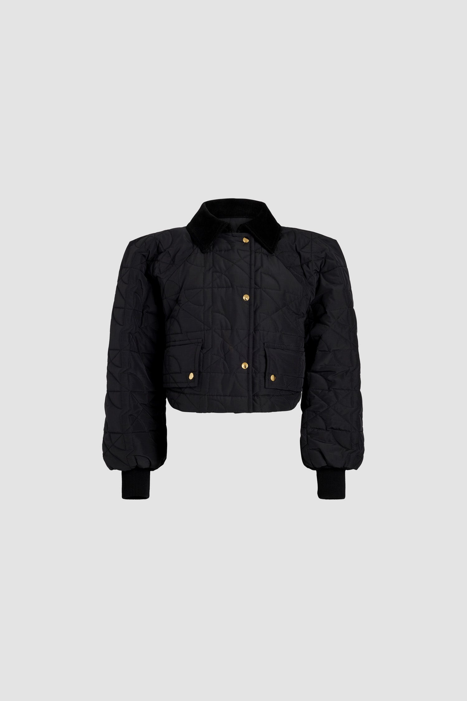 Patou - Bomber trapuntato corto in nylon riciclato - Black - Bomber in nylon riciclato nero. Lavorazione matelassé con logo JP. Modello corto. Colletto in velluto a costine. Chiusura con bottoni a pressione oro e zip nascosta. Tasche abbottonate con pattina. Maniche raglan. Polsini in maglia a costine.Questo modello è corto e voluminoso.